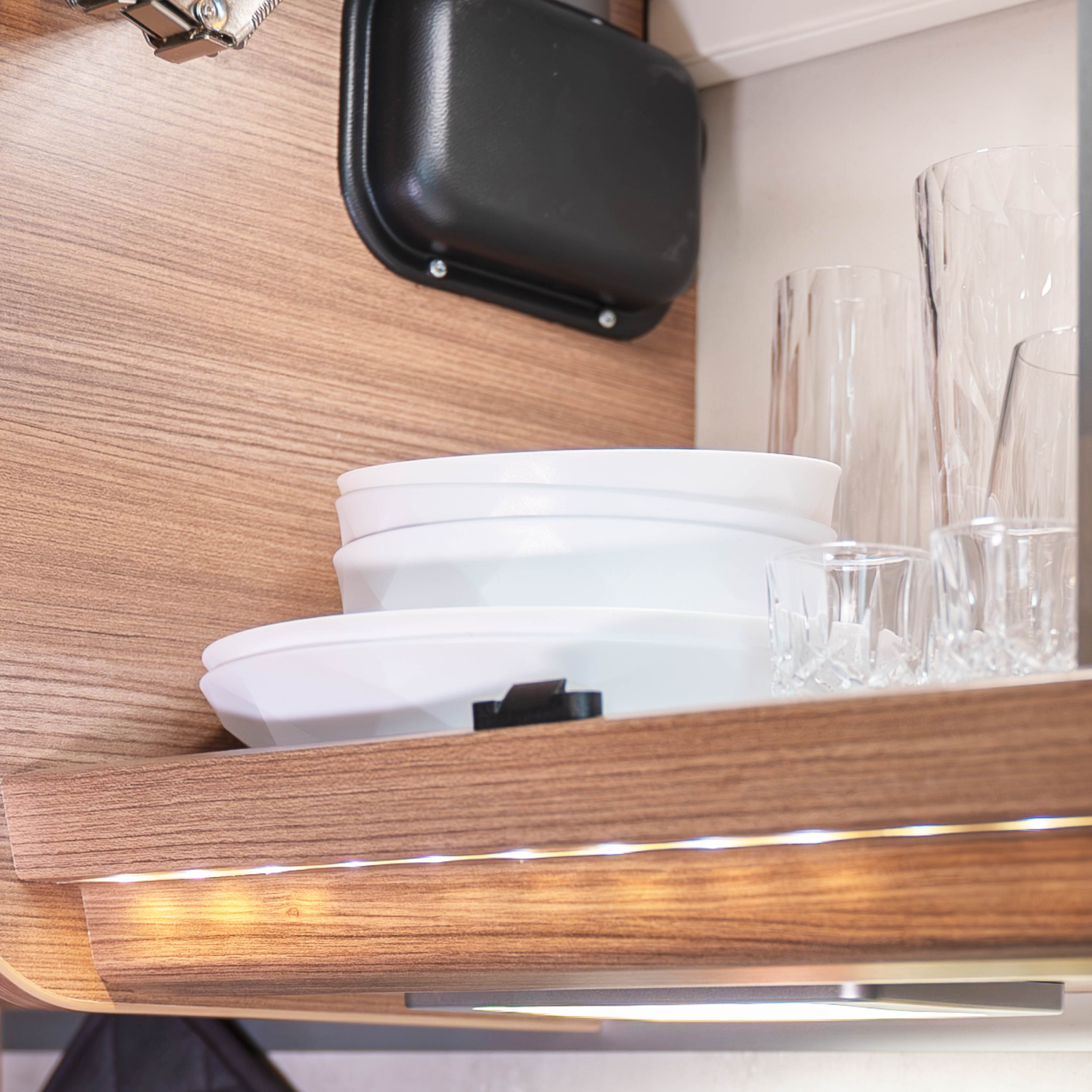 Platzsparend gestapeltes Kunststoffgeschirr im Verstaufach