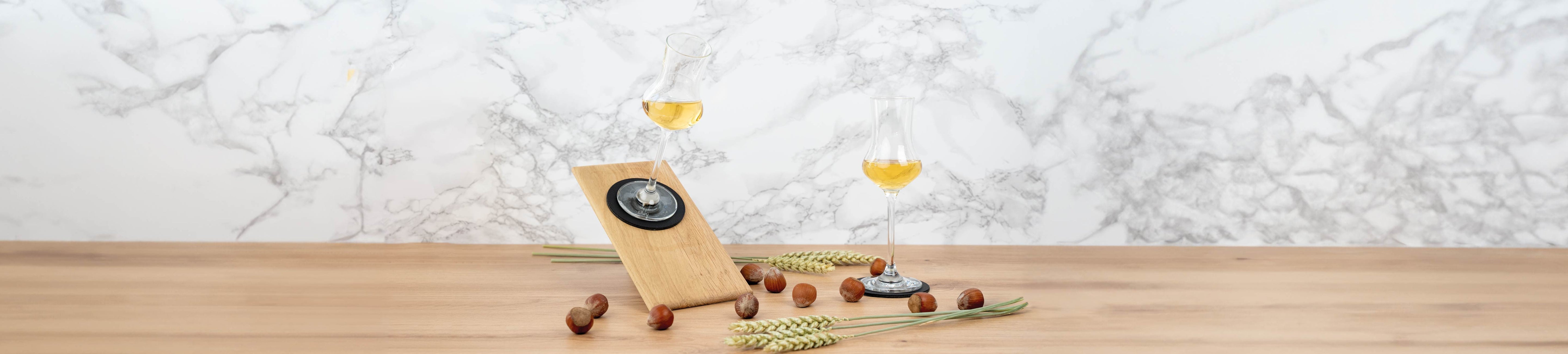 Headerbild mit Kristallgäsern Likör auf Pads abgestellt in Schräglage