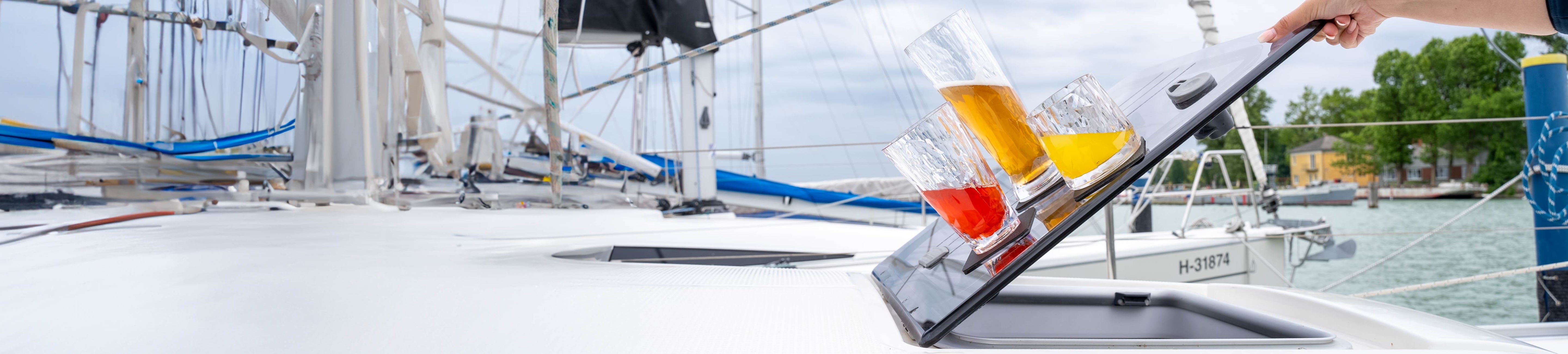 Einige Kunststoffgläser auf dem Boot mit Pads fixiert