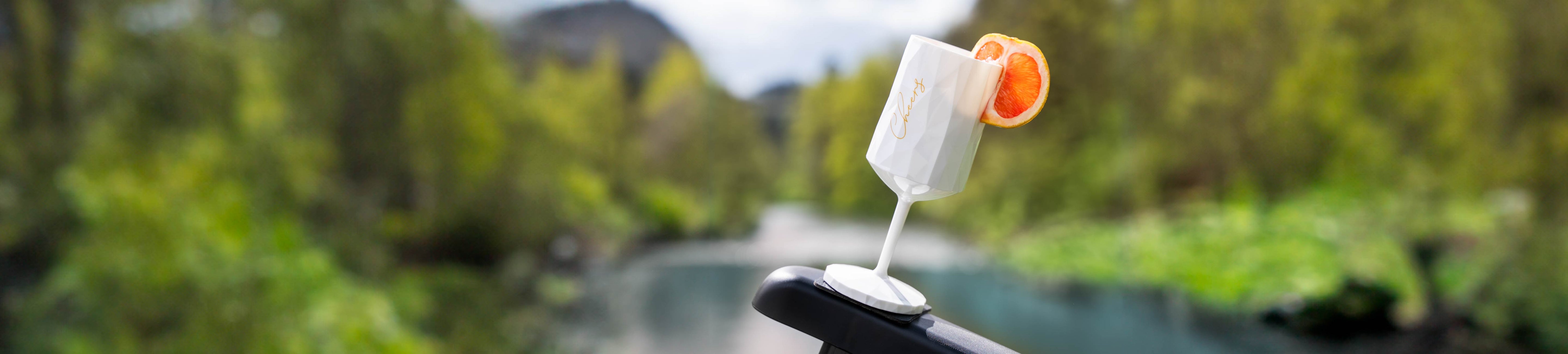 Kunststoffglas Cheers auf Pad am Campingstuhl