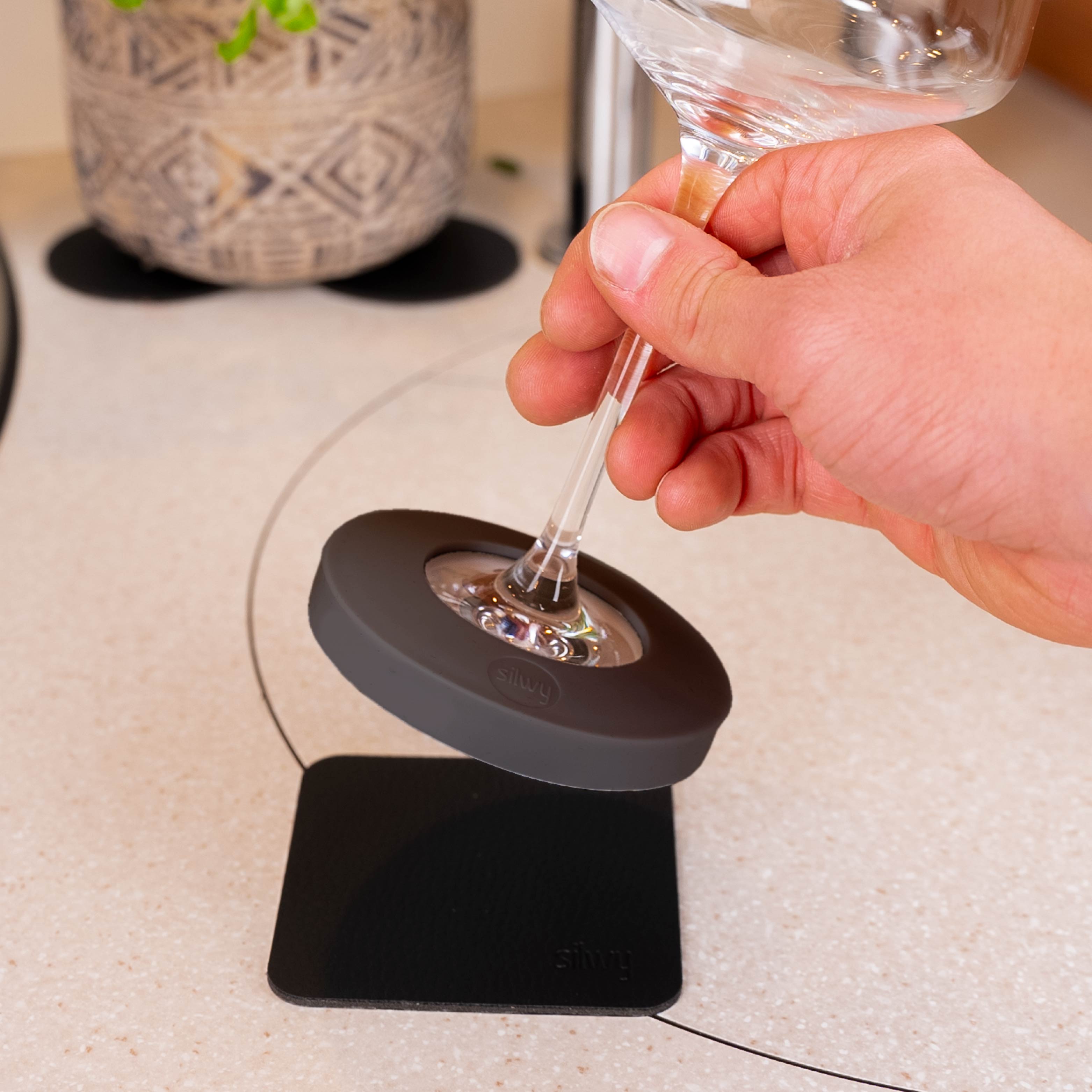 Glas mit Magnet-Adapter auf Pad abstellen