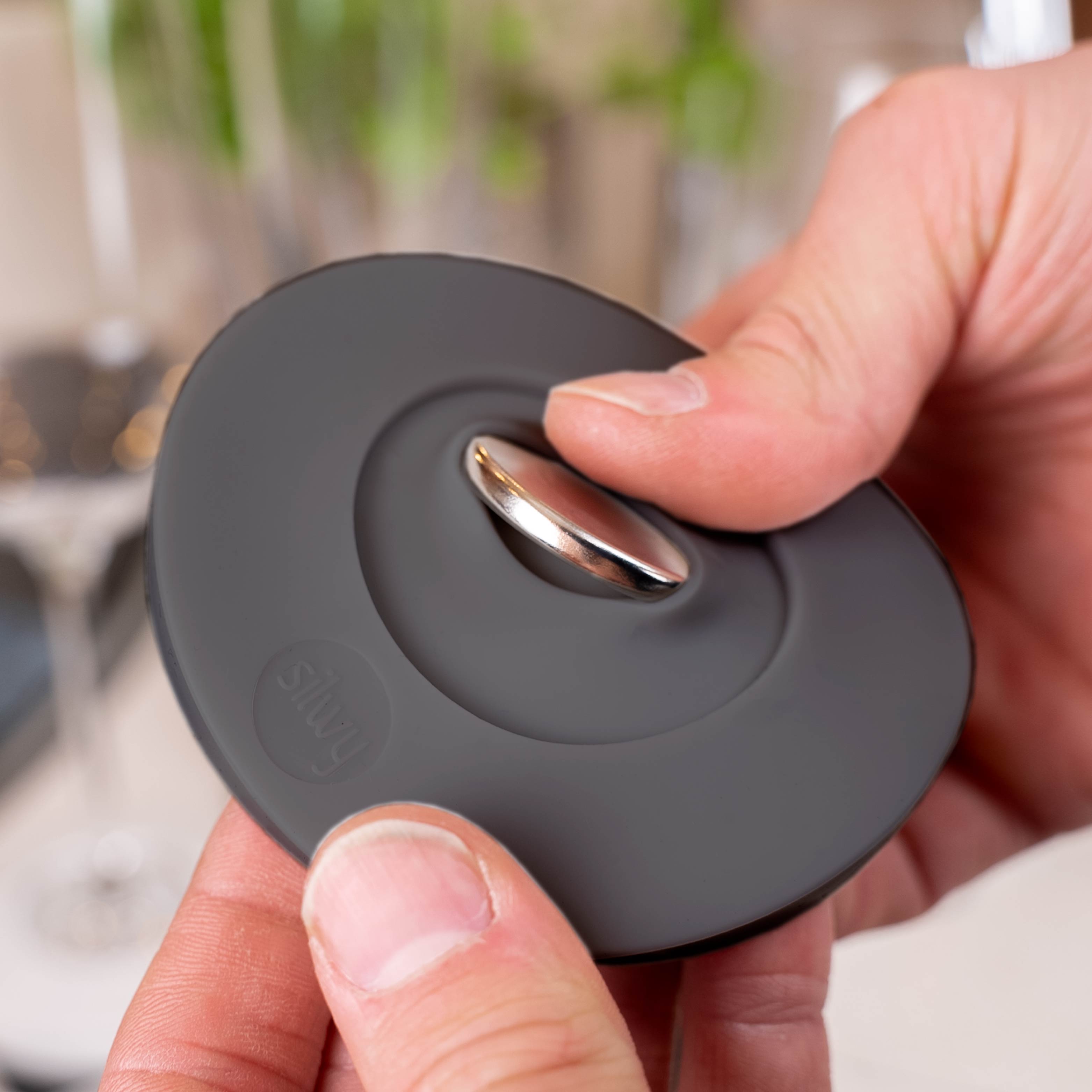 Magnet kann aus Adapter entfernt und erneut eingesetzt werden