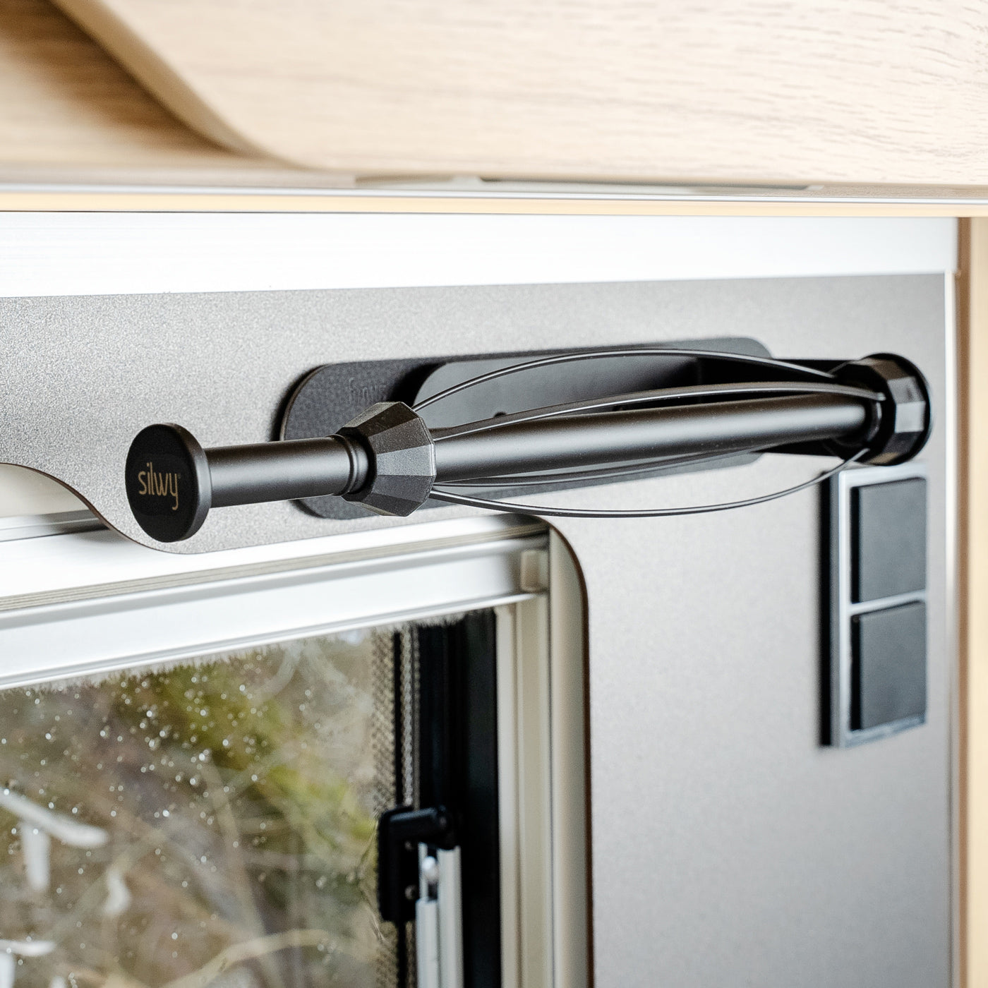 Küchenrollenhalter an Leiste im Camper