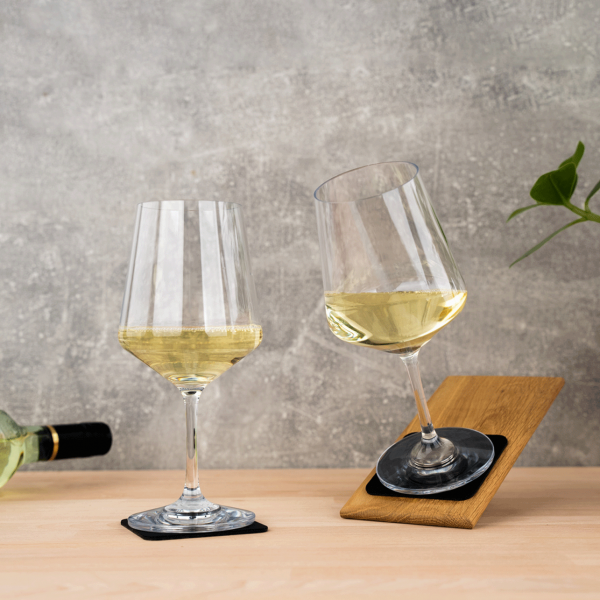 Kunststoffgläser Wein auf den Pads stehend