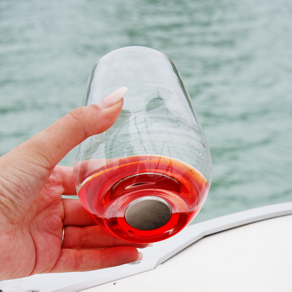 Nahaufnahme Magnet im Glasboden auf Boot