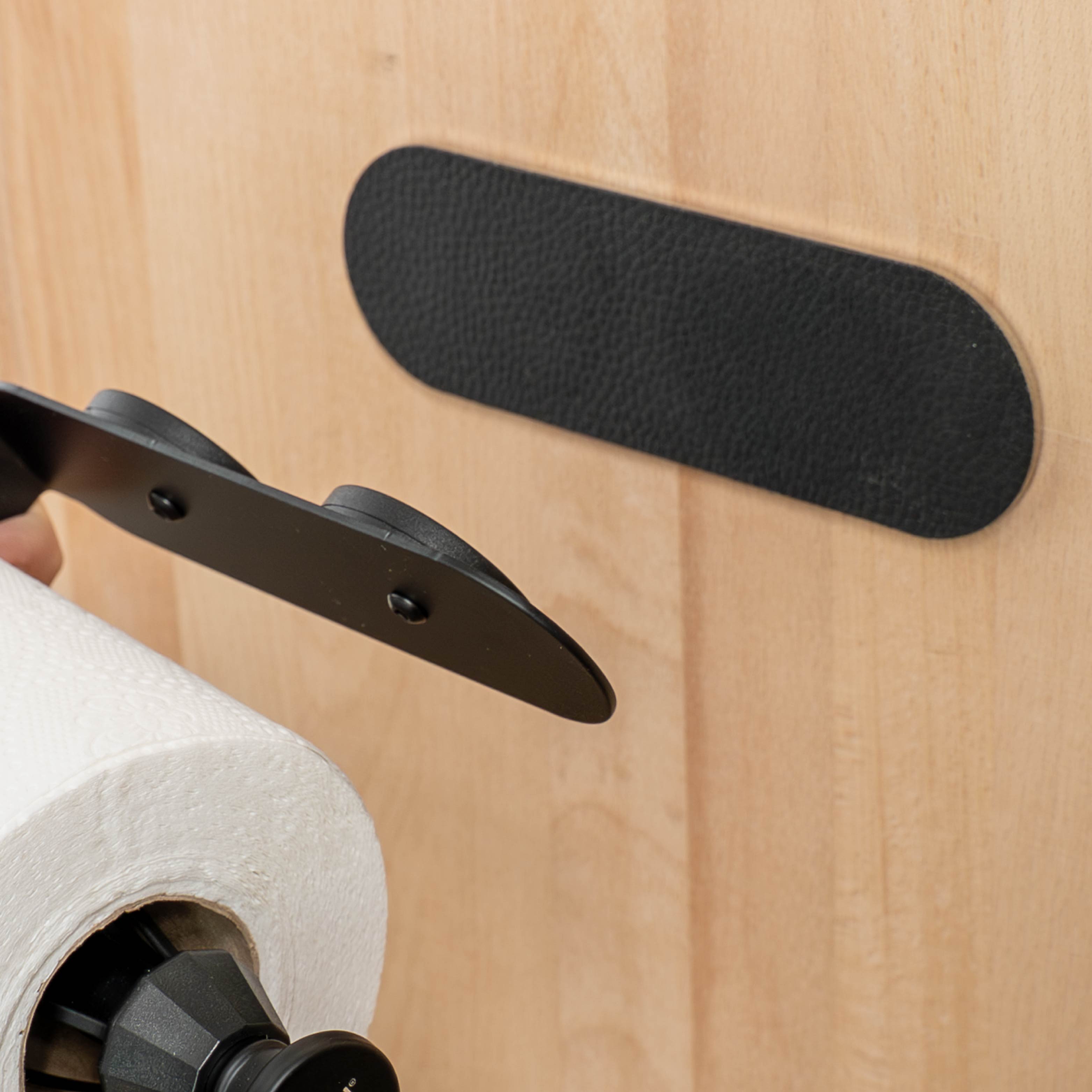 Toilettenpapierhalter wird durch Metall-Leiste fixiert