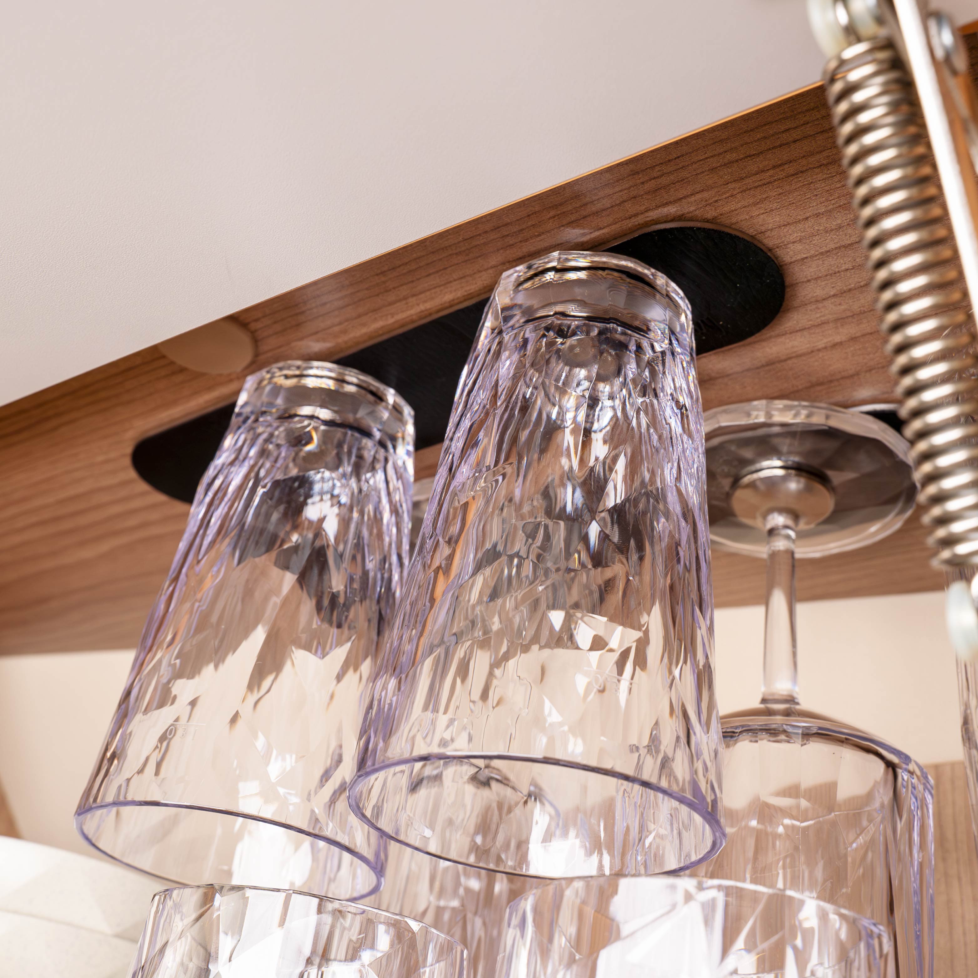 Kunststoffgläser an leiste Überkopf