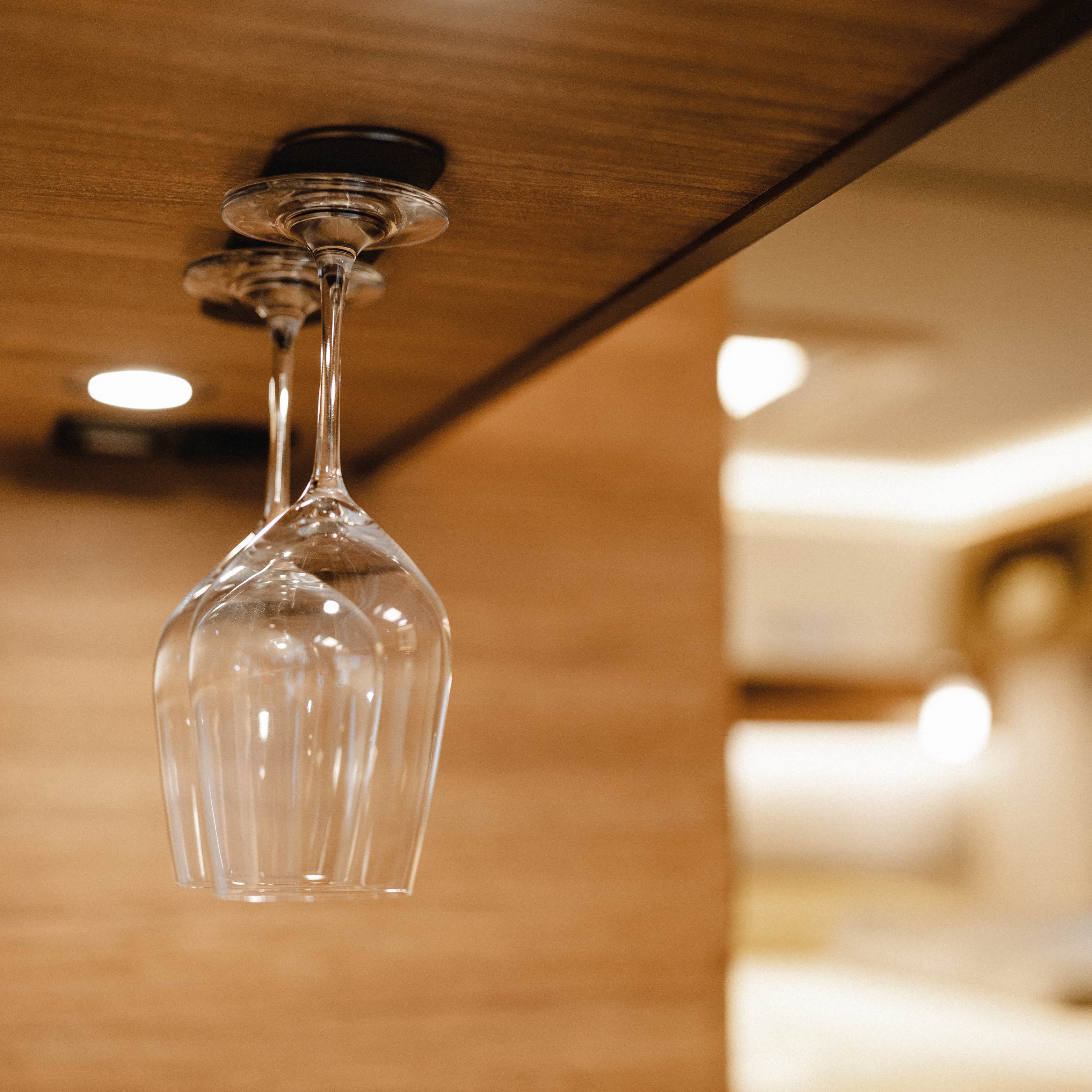 Weingläser an Leiste Überkopf