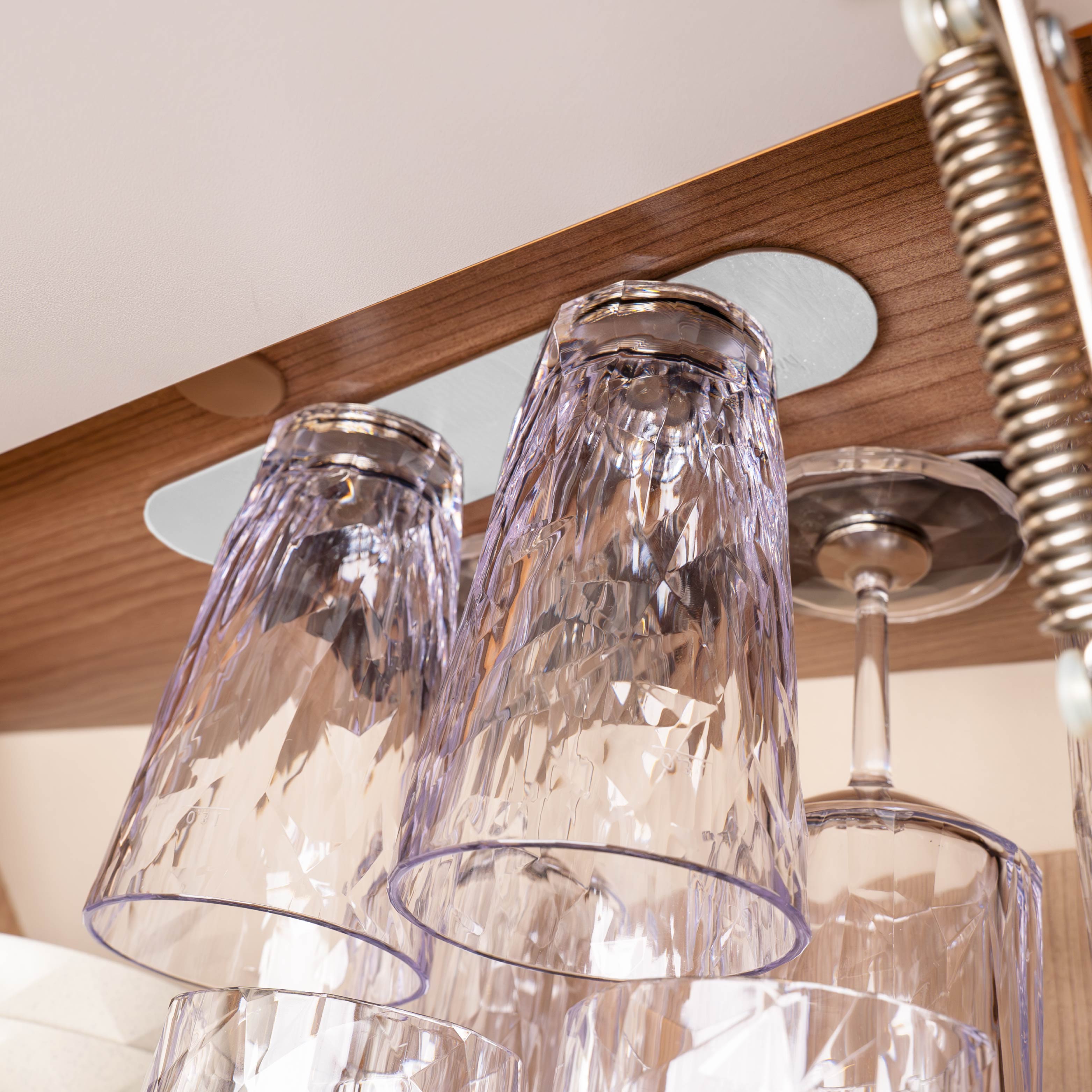 Kunststoffgläser an decke Überkopf 