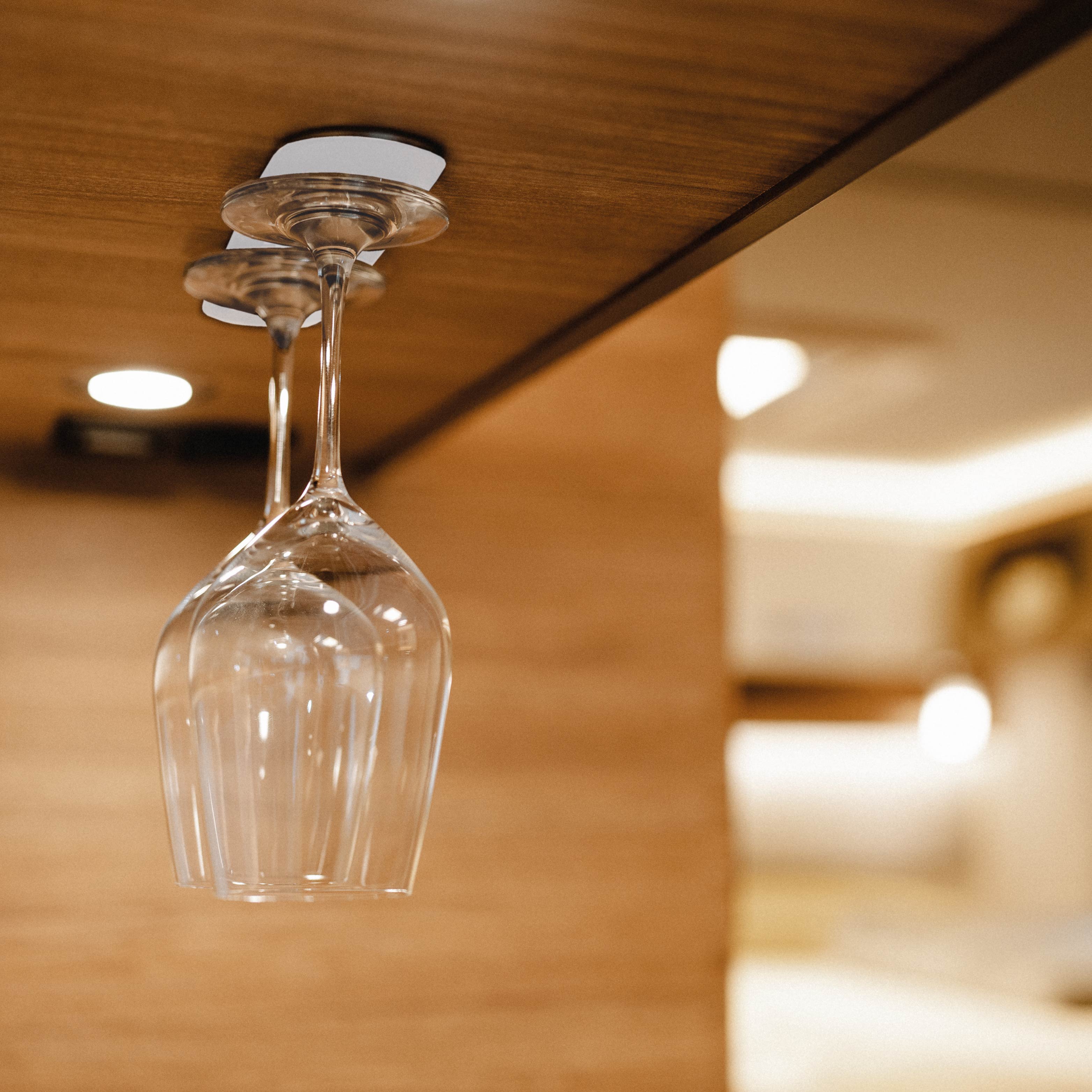 Magnet-Weingläser kopfüber an leiste