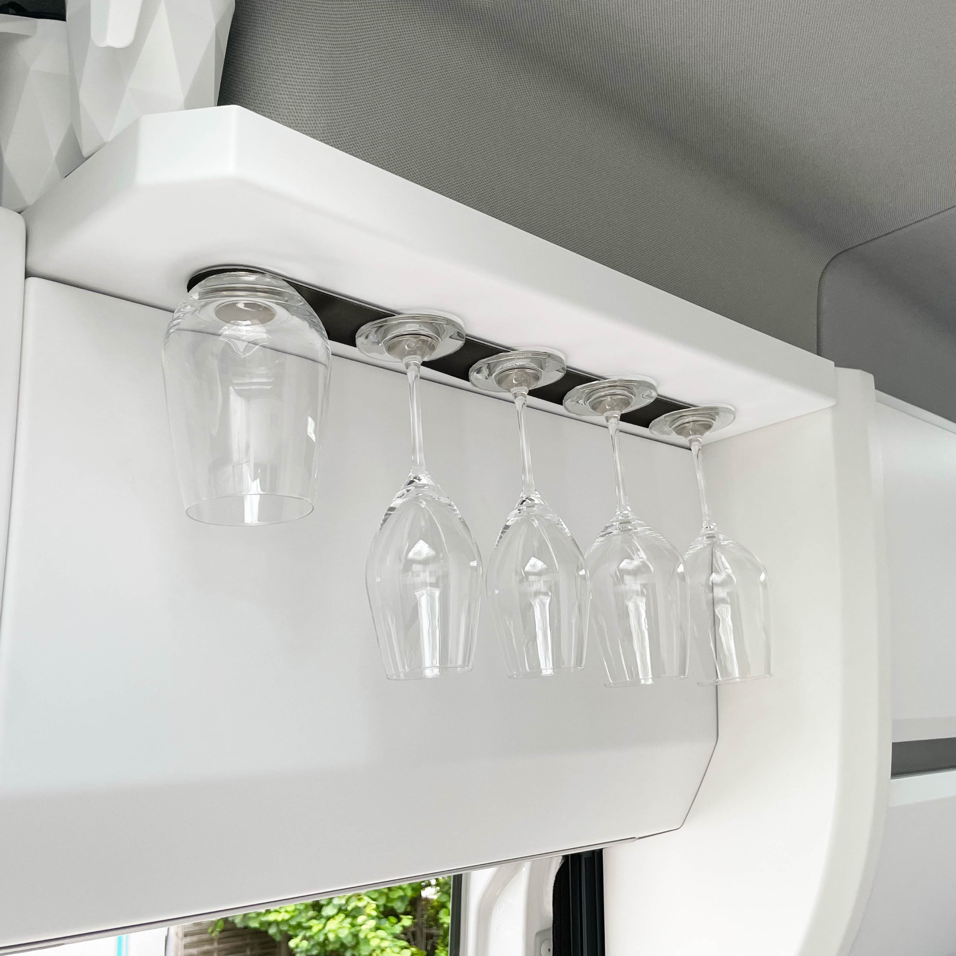 Metall-Leiste in 50cm mit 5 Magnetgläsern, die kopfüber im Van verstaut an der Leiste hängen