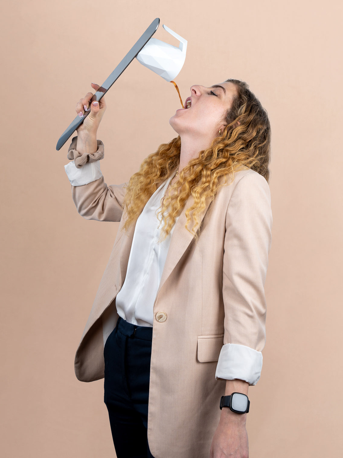 Mitarbeiterin Lisa mit einer Metall-Leiste und einer Magnet-Kuststofftasse TO-GO aus der sie trinkt 