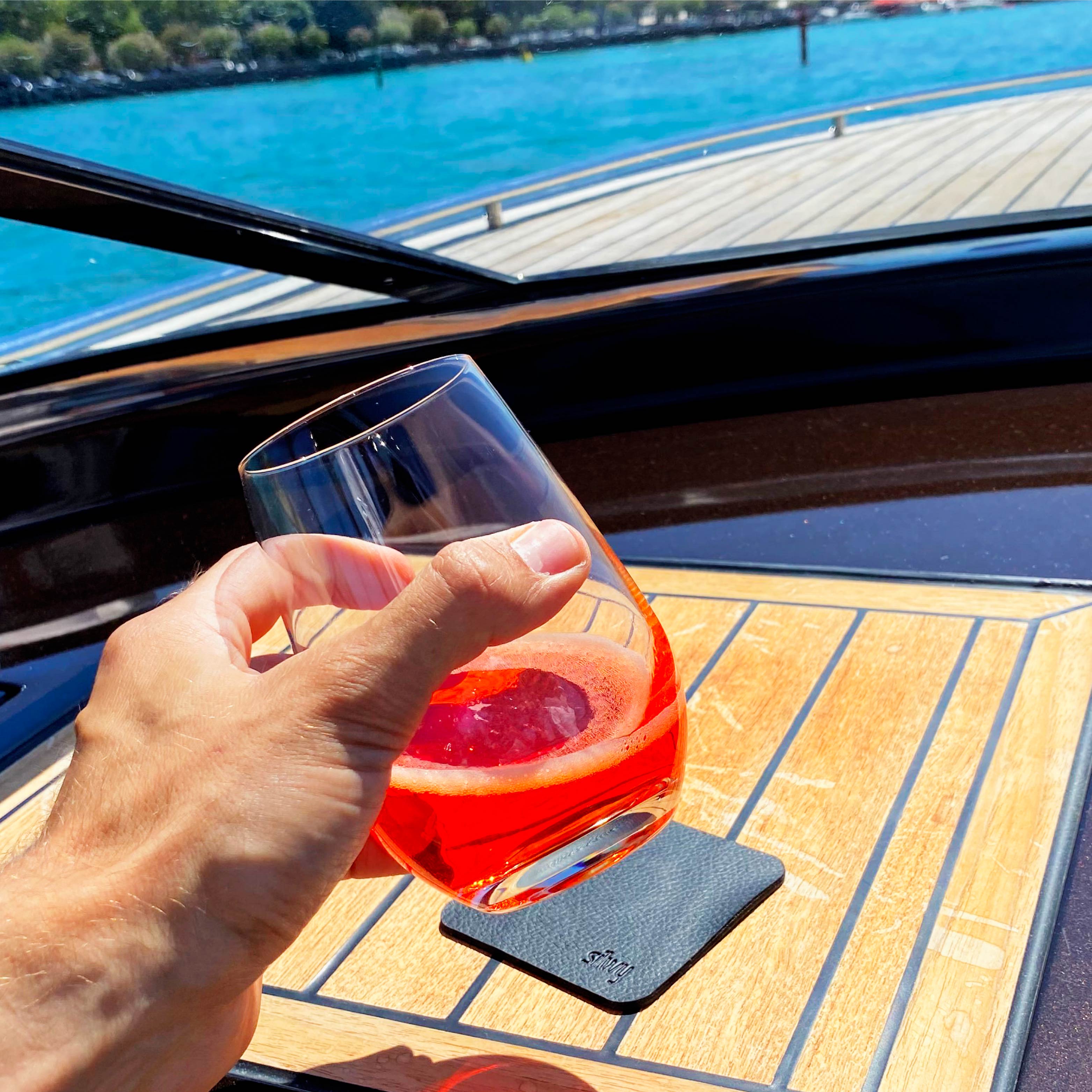 Kristallglas Longdrink mit Magnet, das vom Pad abgenommen wird auf einem Boot