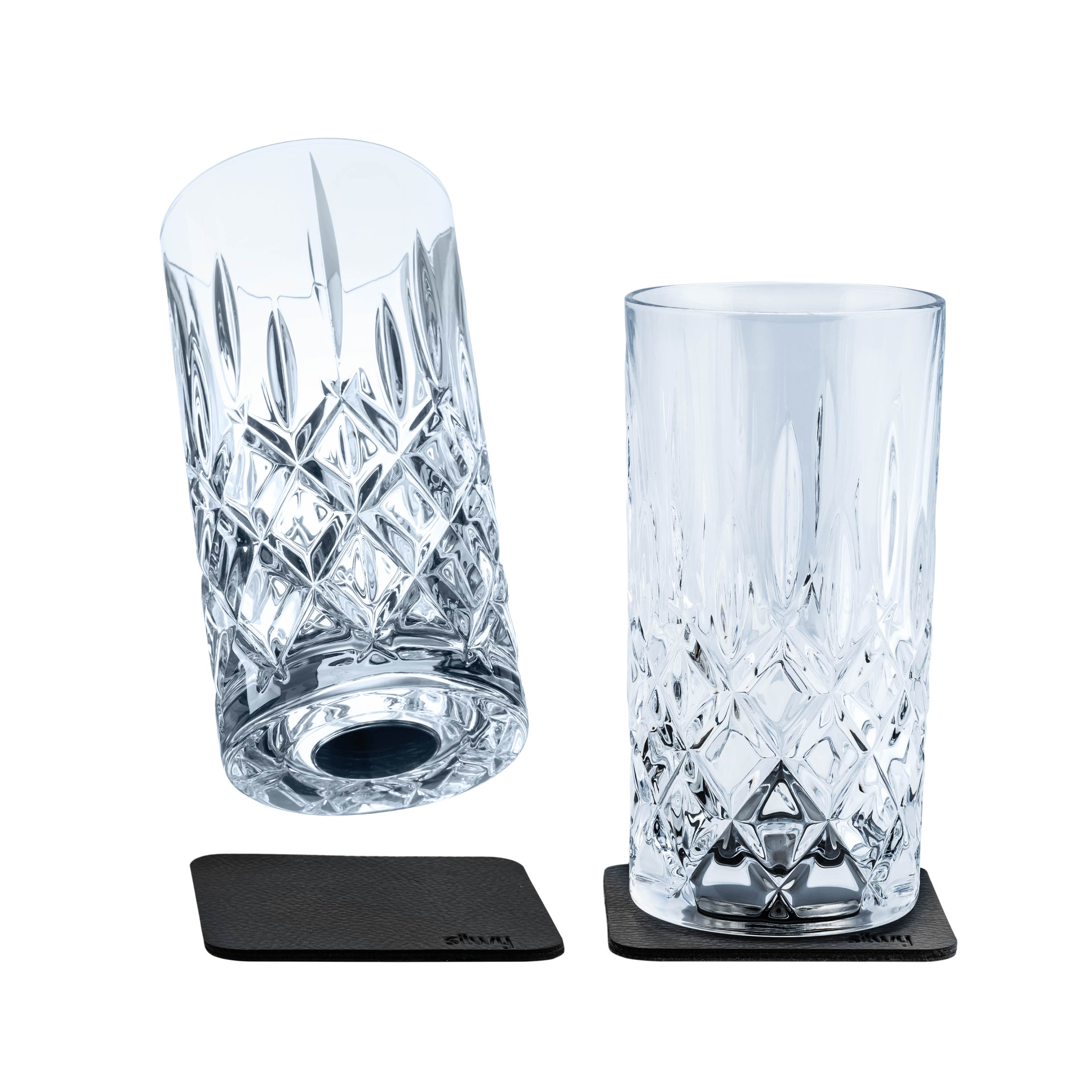 Zwei Magnet-Kristallgläser LONGDRINK mit integriertem Magneten im Boden und quadratischen Metall-Nano-Gel-Pads 