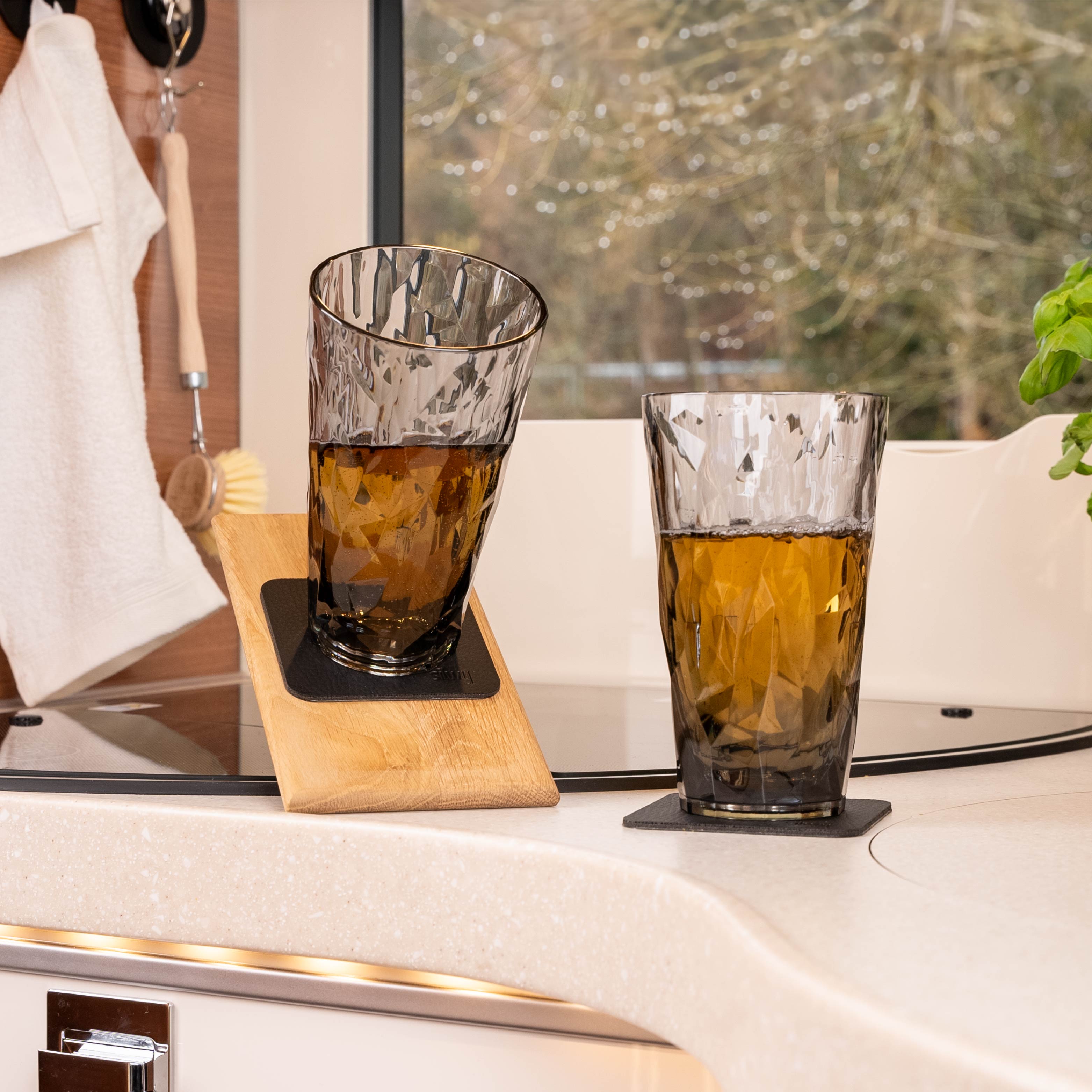 Magnet-Kunststoffgläser Longdrink abgestellt auf einem Pad in Schräglage in einem Camper