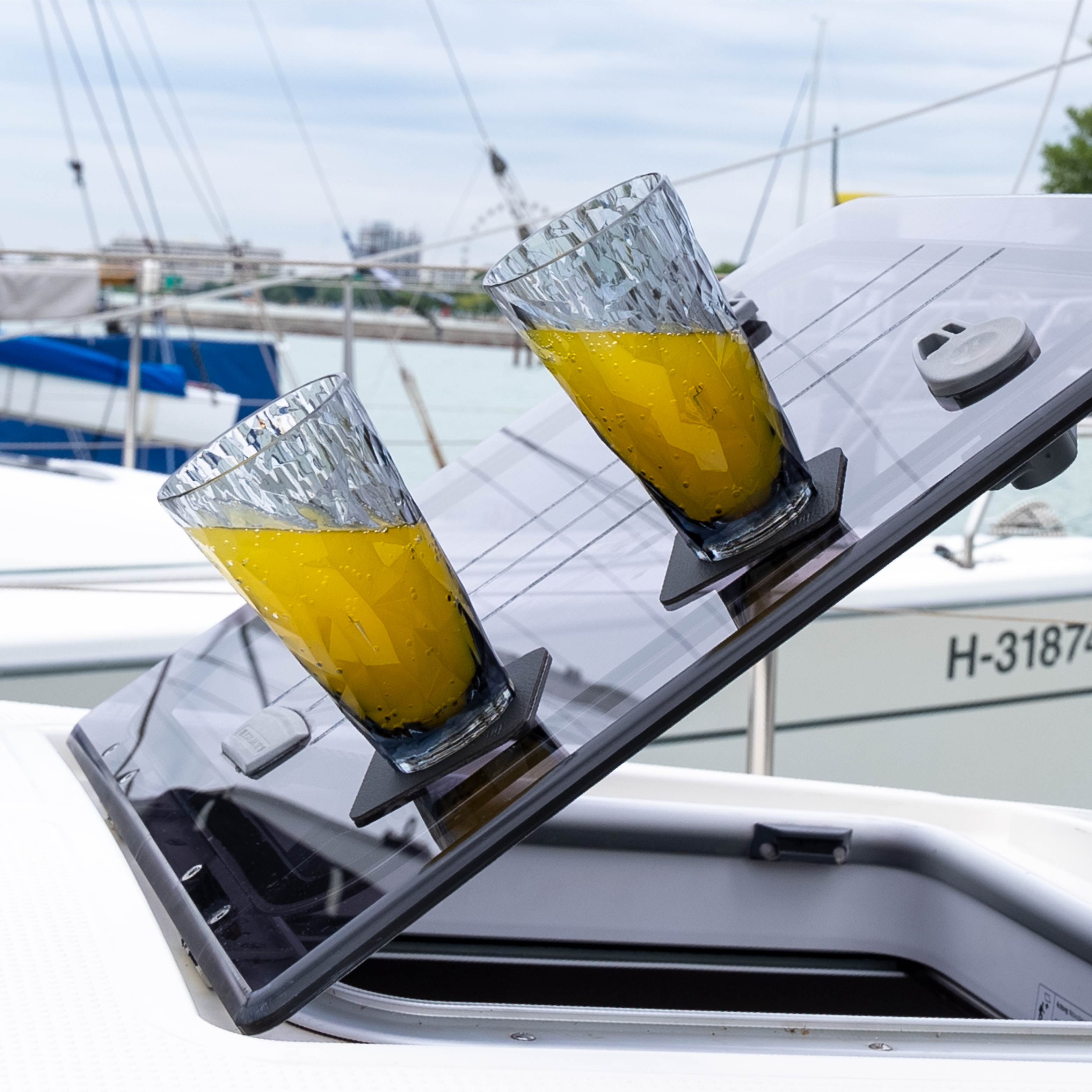 Magnet-Kunststoffgläser Longdrink abgestellt auf einem Pad auf einem Boot