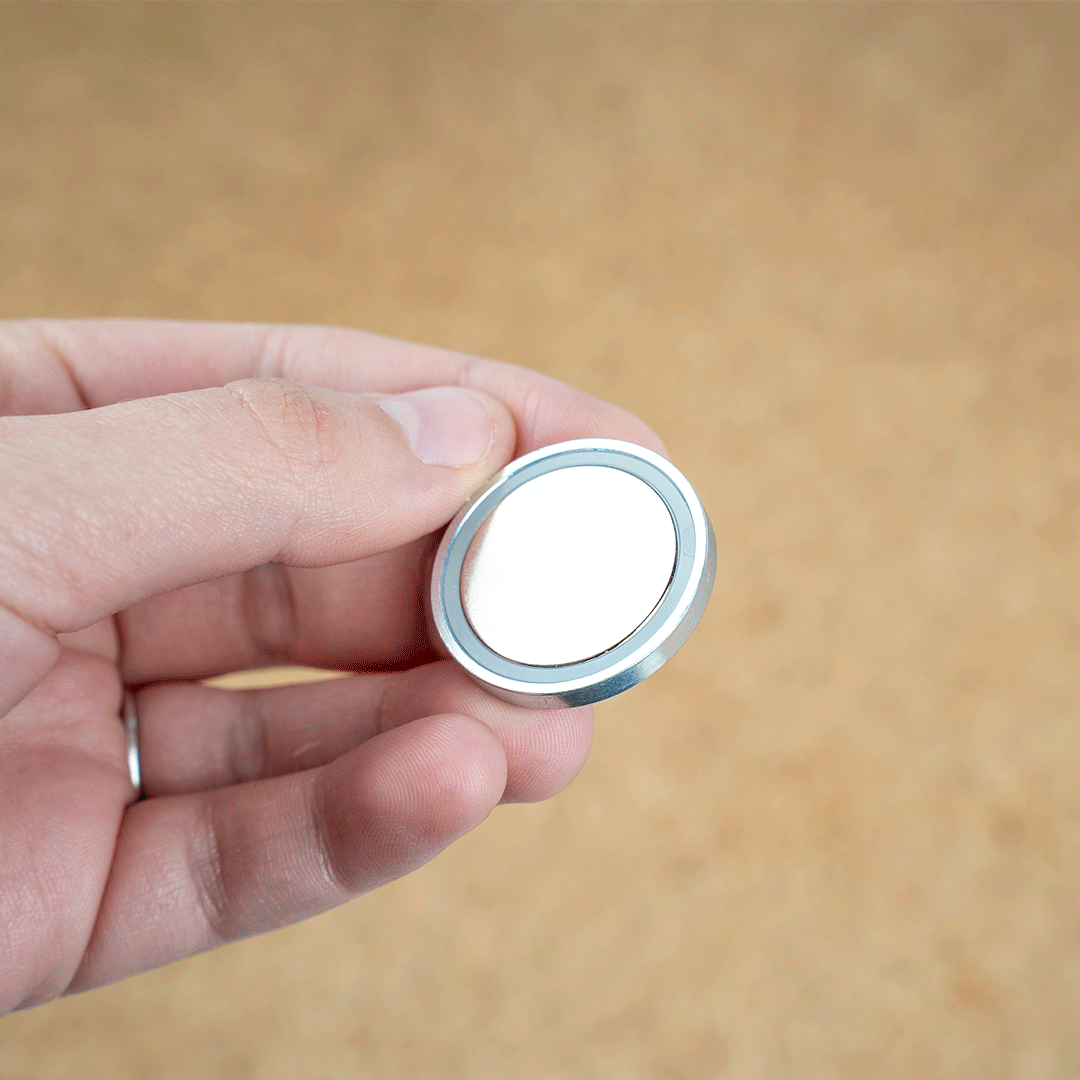 3M Klebepunkt an Magneten anbringen, Schutzfolie lösen und anschließend an Kaffeemaschine anbringen