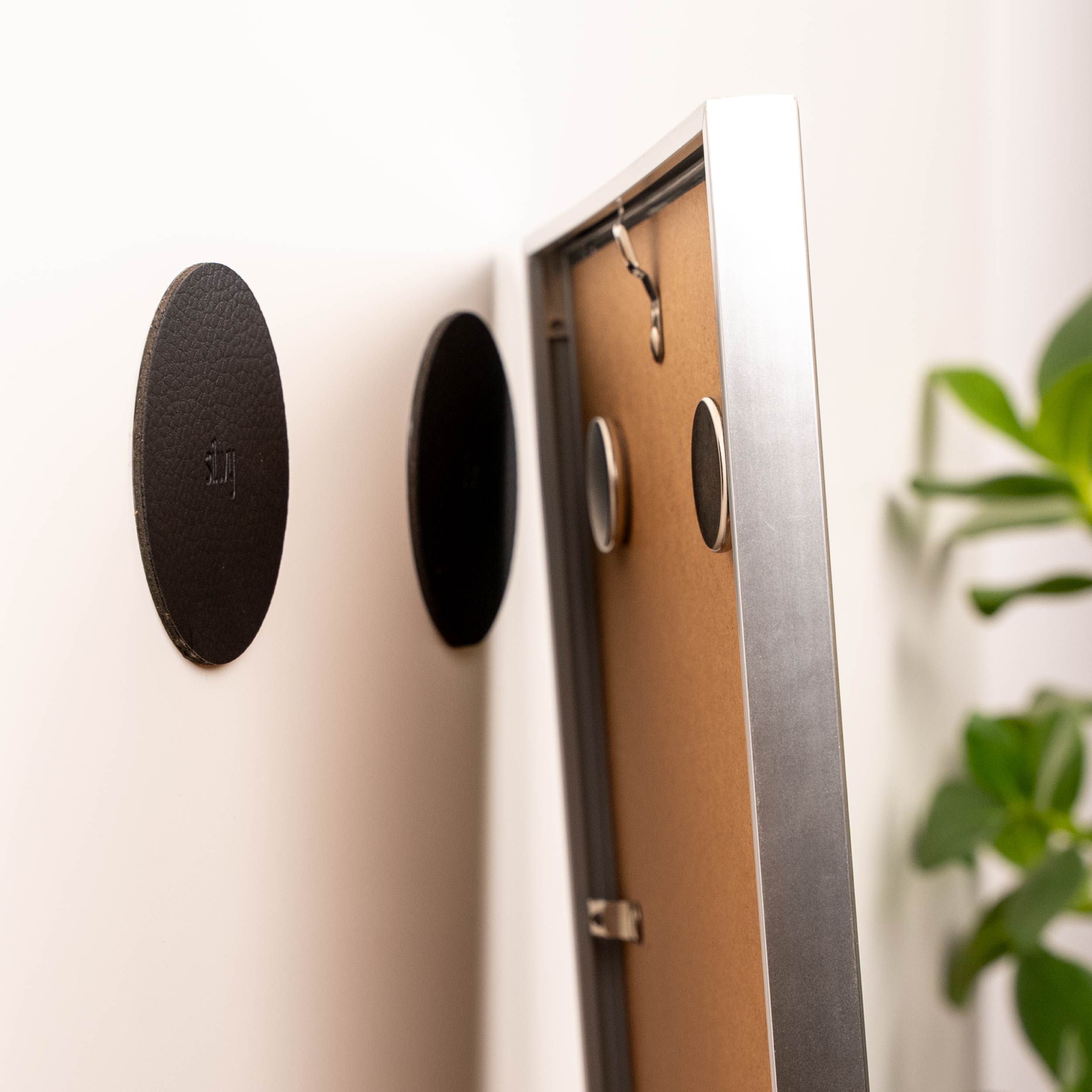 Bilderrahmen mit Magnete wird mit Pads befestigt 