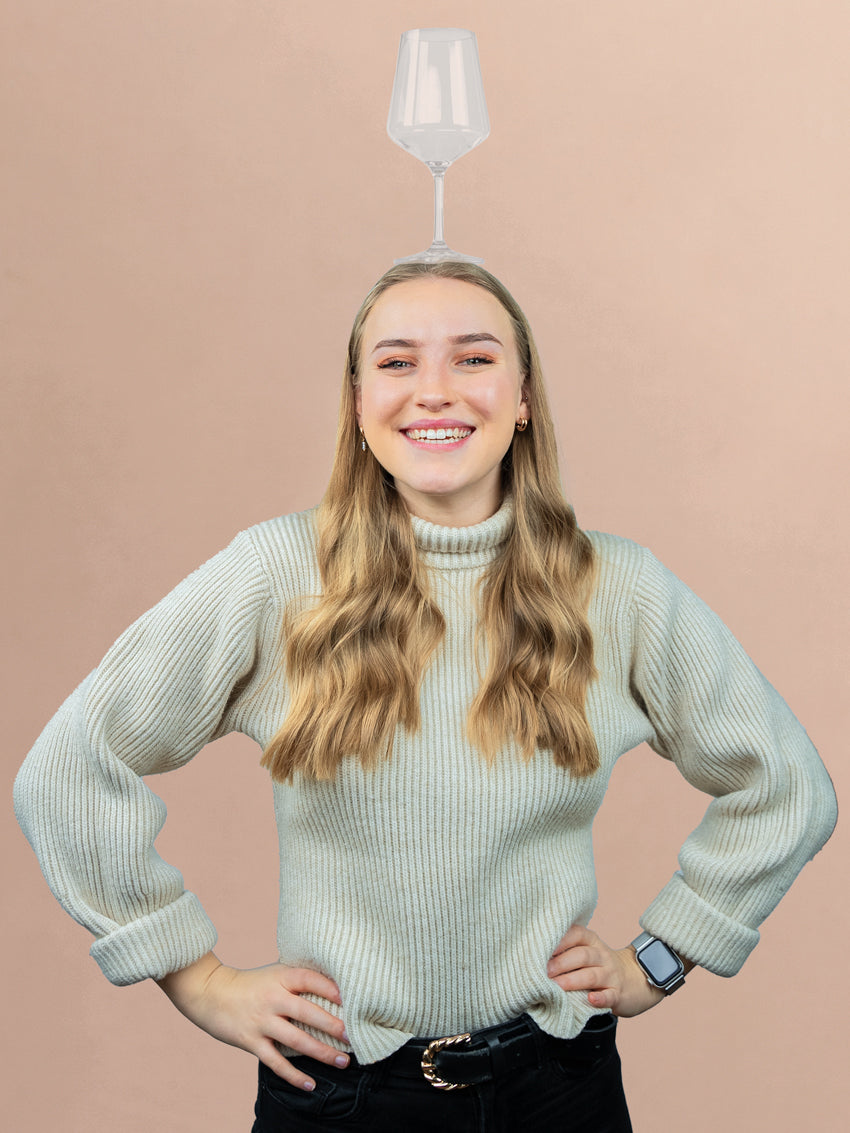 Mitarbeiterin Melanie mit einem Magnet-Kristallglas WEIN auf dem Kopf 