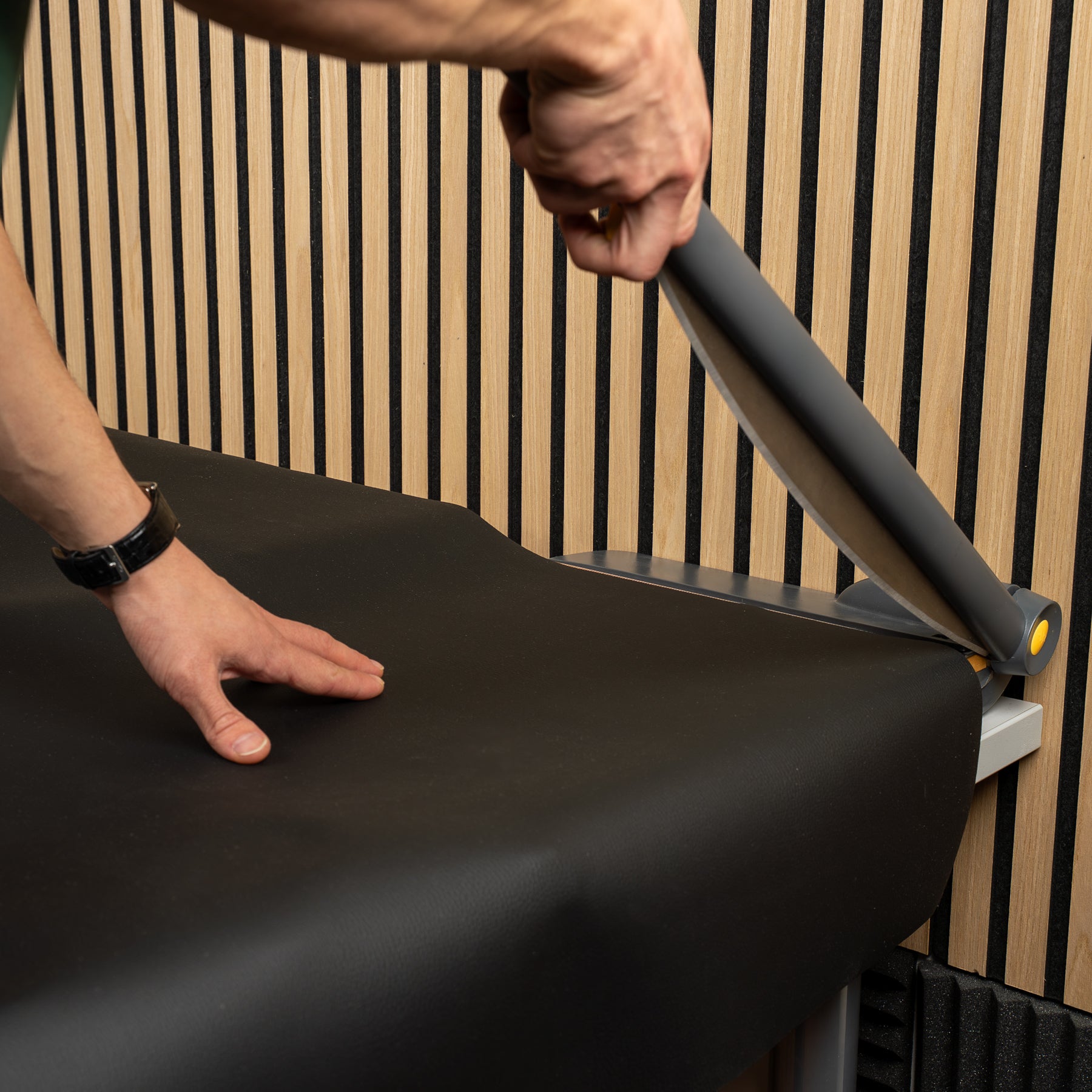 Meterware Metall-Matte wird mit Maschine auf Maß zugeschnitten