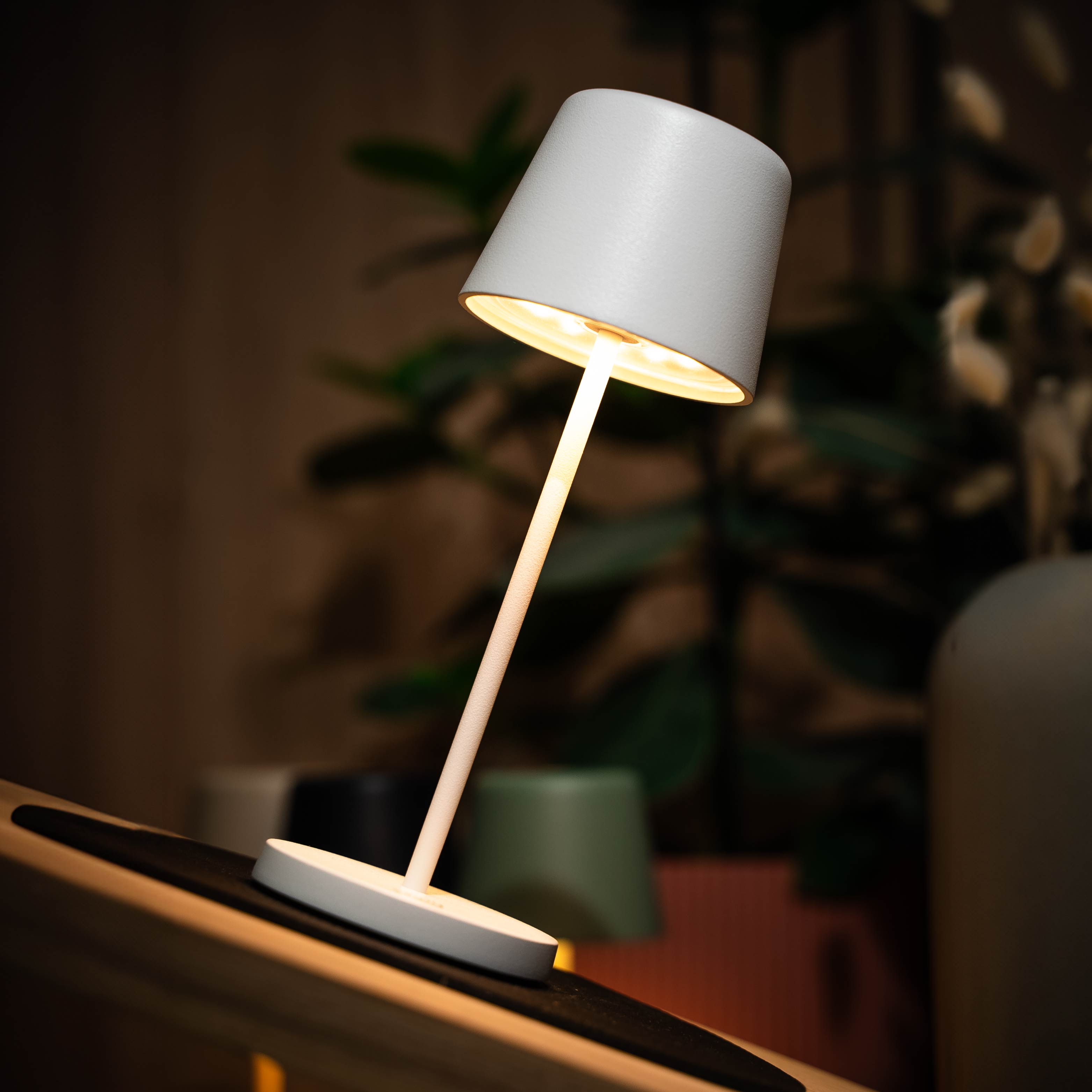 Magnet-Leuchte Monaco in white auf zugehörigem Platzset 