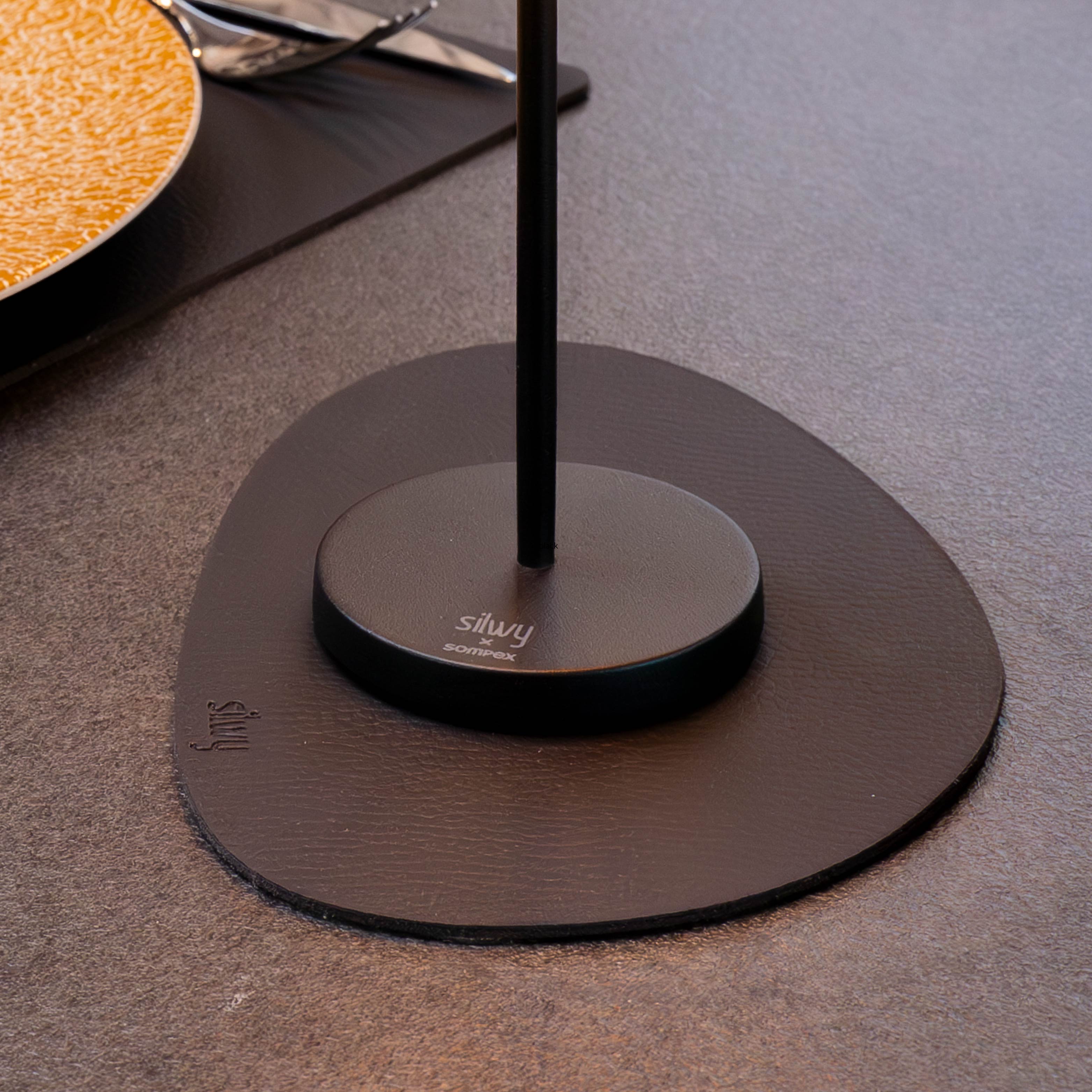 Magnet-Leuchte Monaco black auf zugehörigem Platzset 