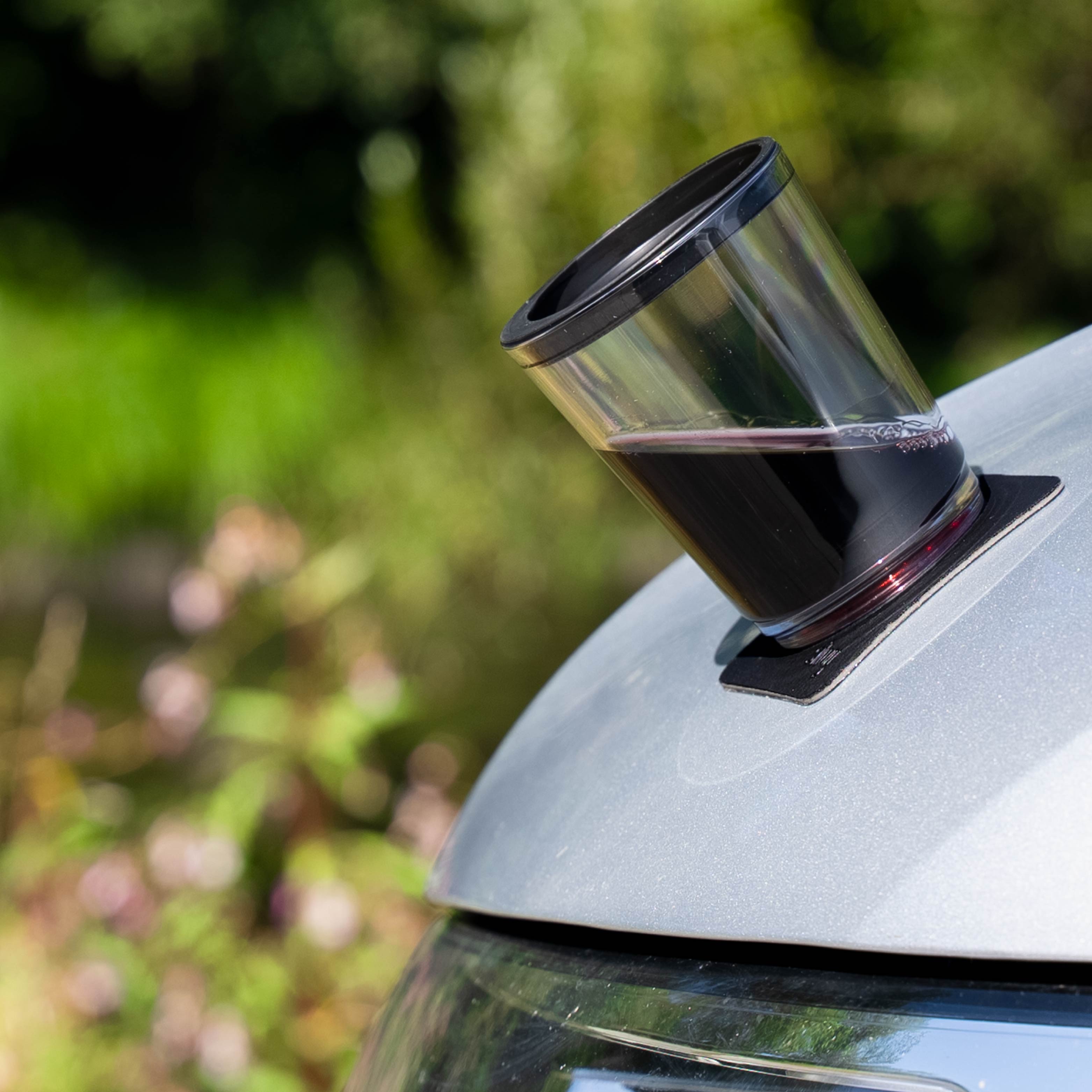 gefüllter Magnet-Trinkbecher-Triple Classic mit Metall-Nano-Gel Pad befestigt an Multivan 