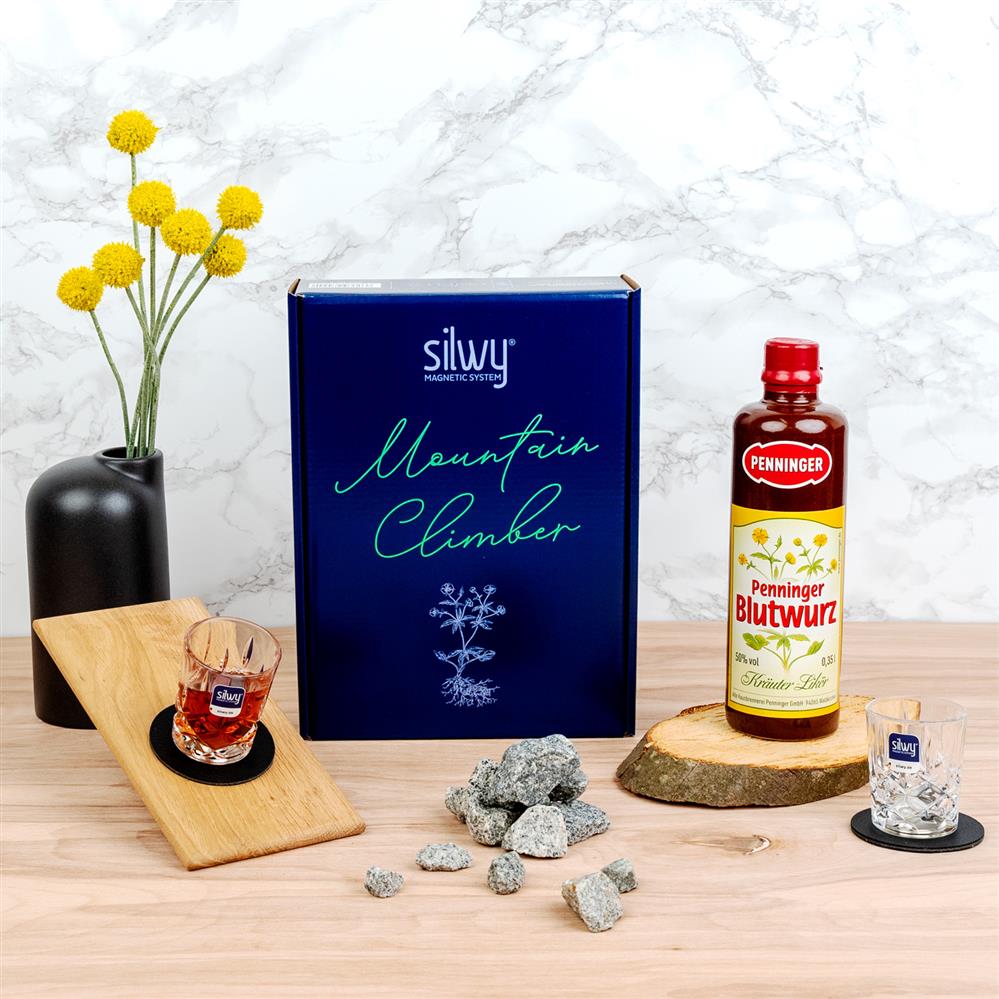 Geschenkbox Penninger Mountain Climber - Blaue Verpackung mit zwei Magnet-Kristallgläsern Shot, einer Flasche Penninger Blutwurz und runden Metall-Nano-Gel-Pads in schwarz