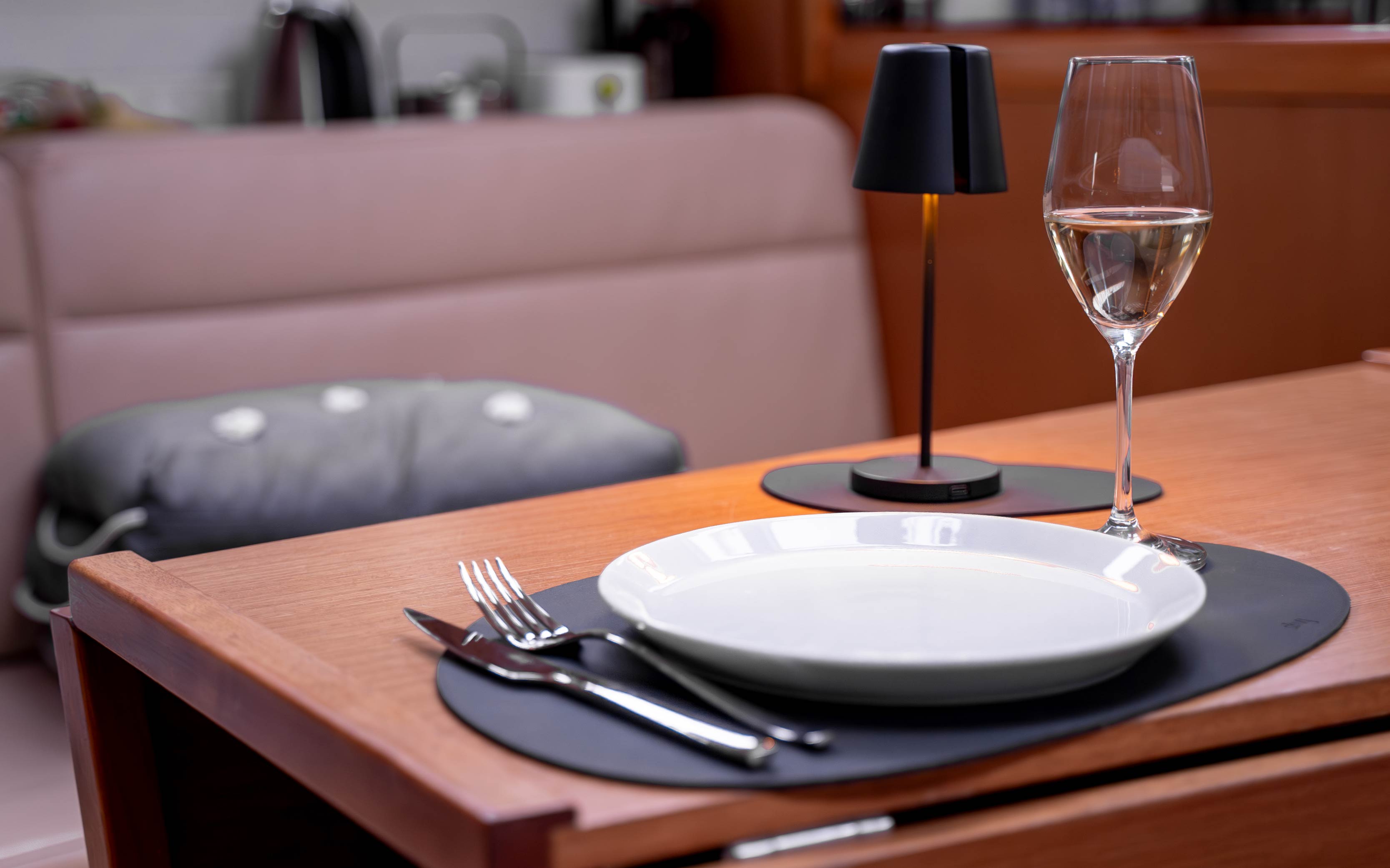 Gedeckter Tisch mit magnetischem Teller und Glas, sowie einer Magnet-Leuchte und nicht-magnetischem Besteck