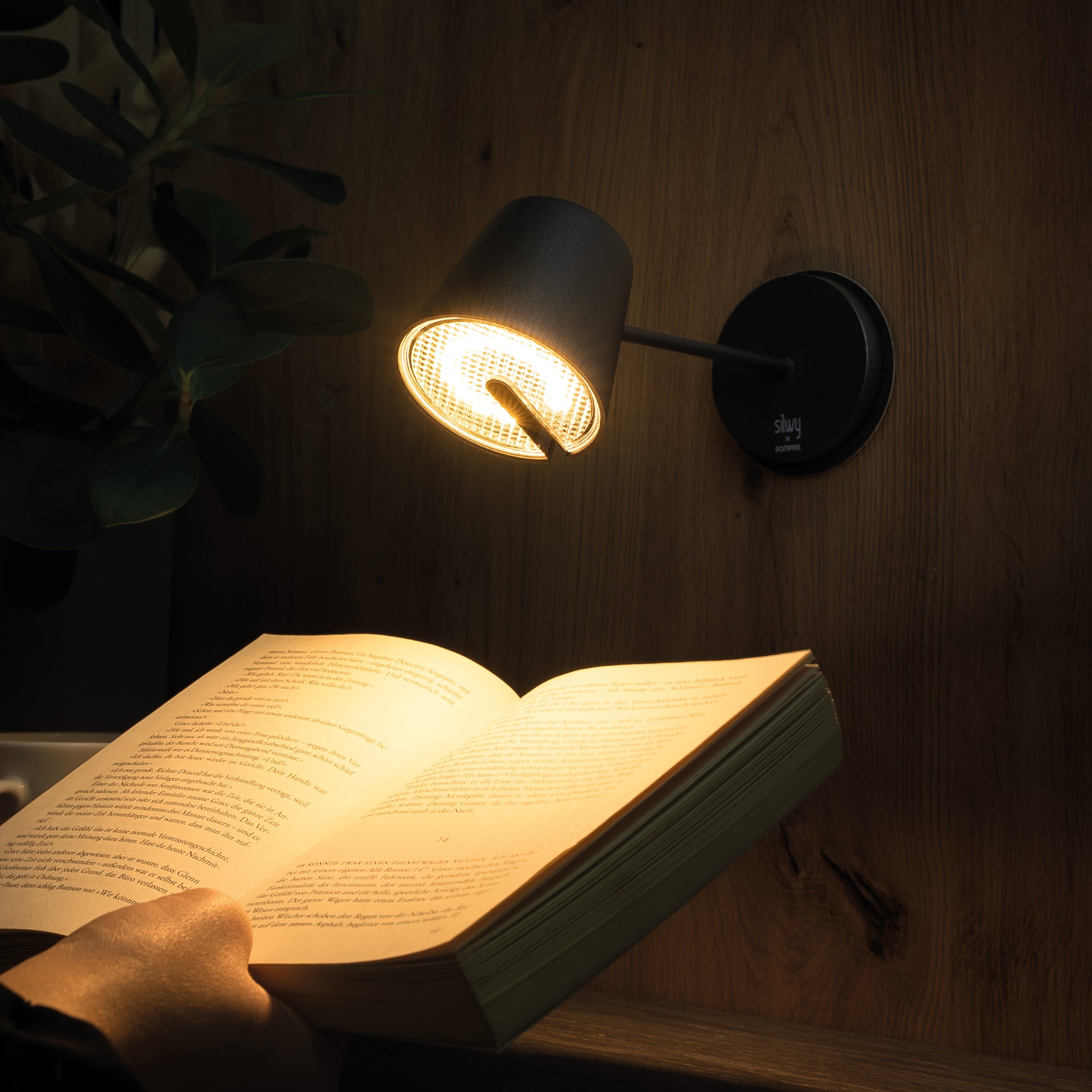 silwy x sompex Tisch- und Wandleuchte mit 3M-Pad an Wand befestigt 