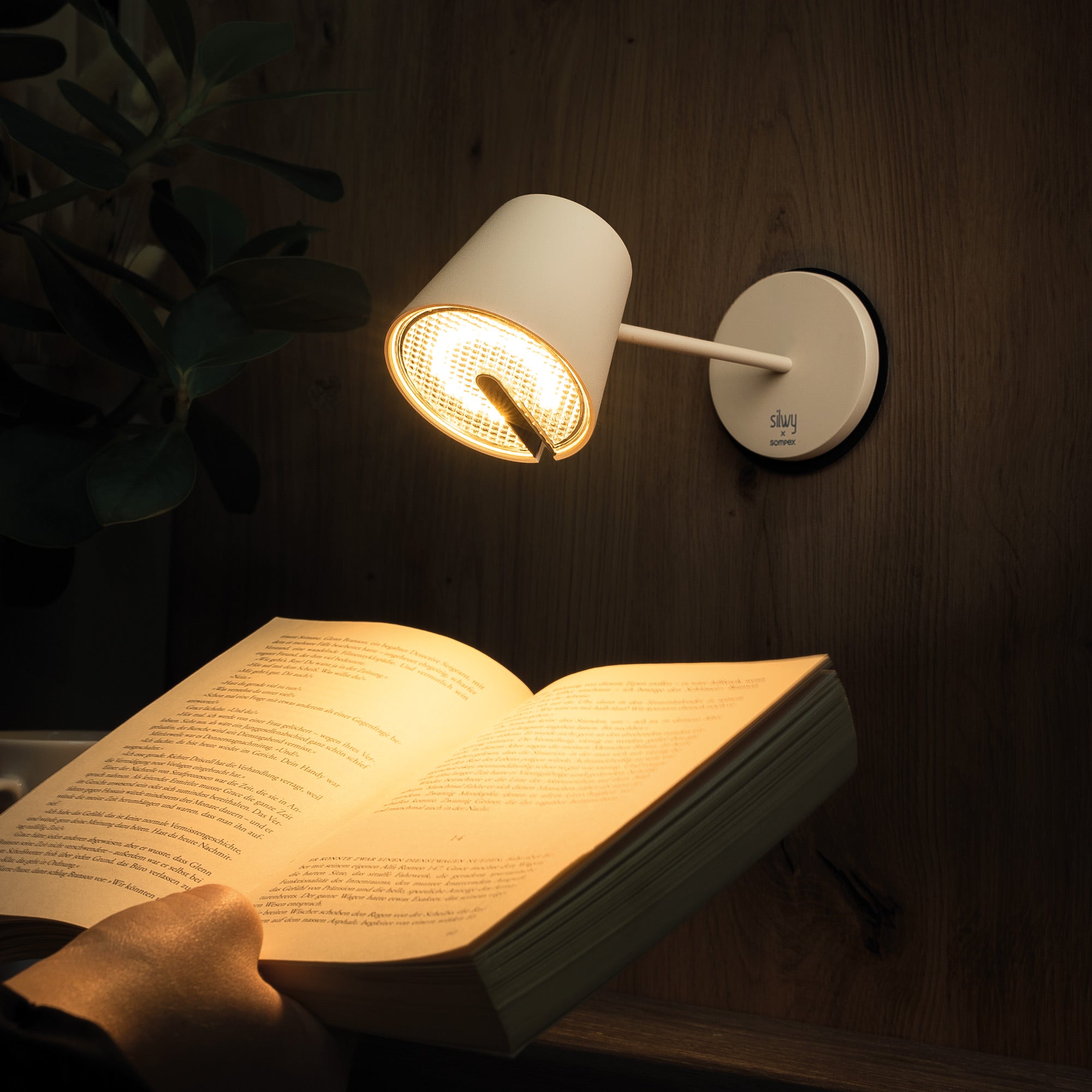 Magnet-Leuchte mit schwenkbaren Kopf an 3M-Pad fixiert