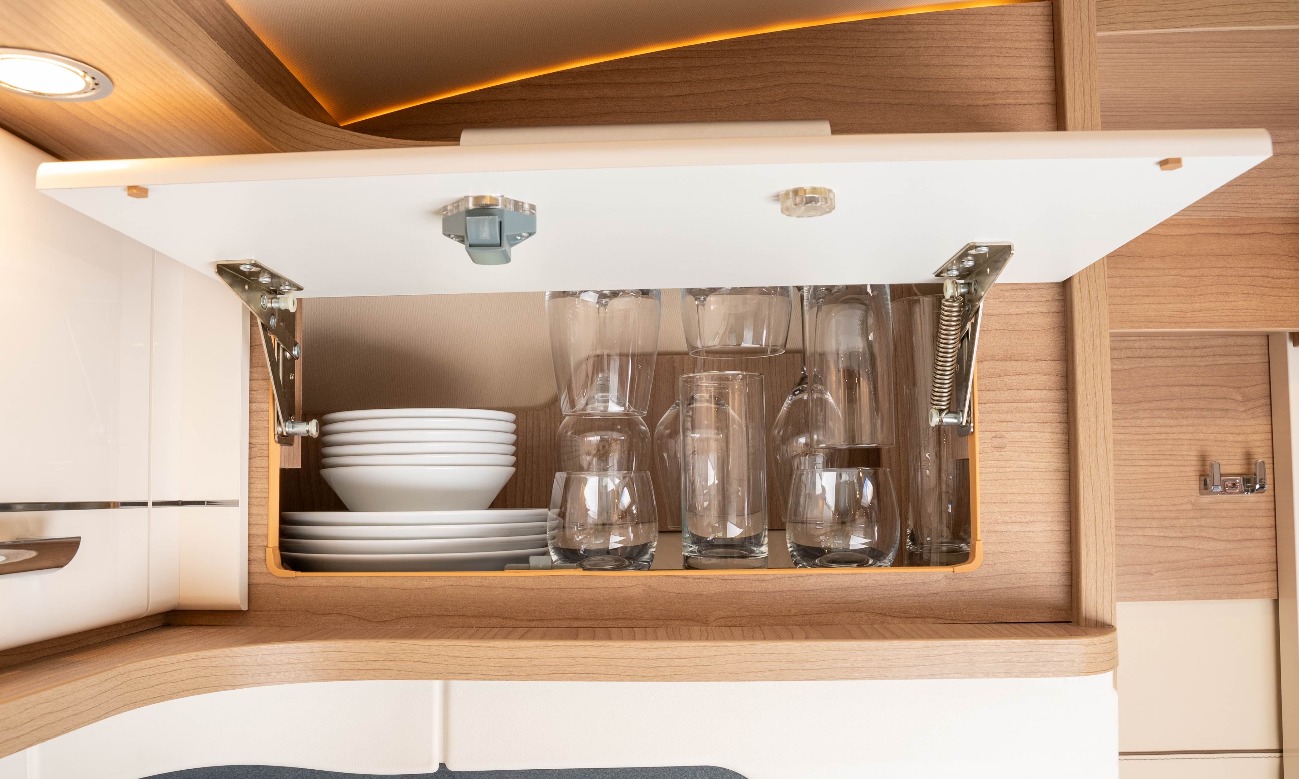 silwy Magnetsystem in der Anwendung - 100% Platzausbeute auf engstem Raum, mit Porzellan- und Kristallglas-Produkten