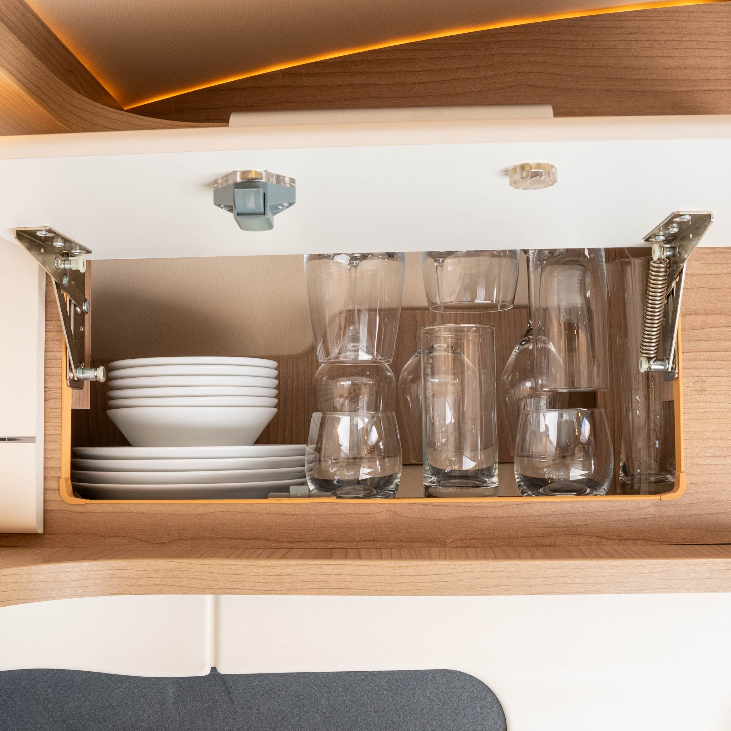 Oberschrank silwy ready ausgestattet mit einer Vielzahl von silwy Produkten