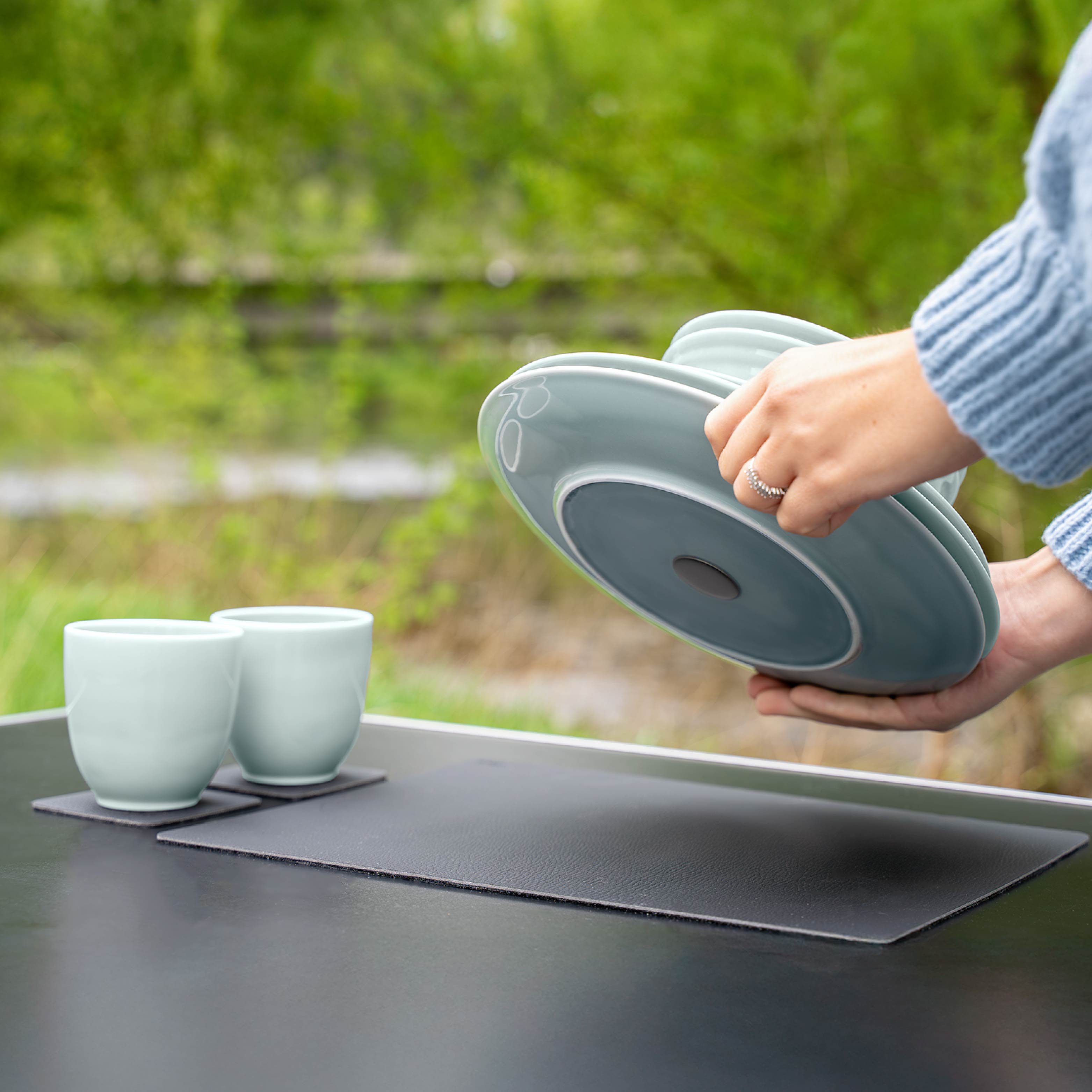 Magnet-Porzellan-Set cyan Geschirr abstellen