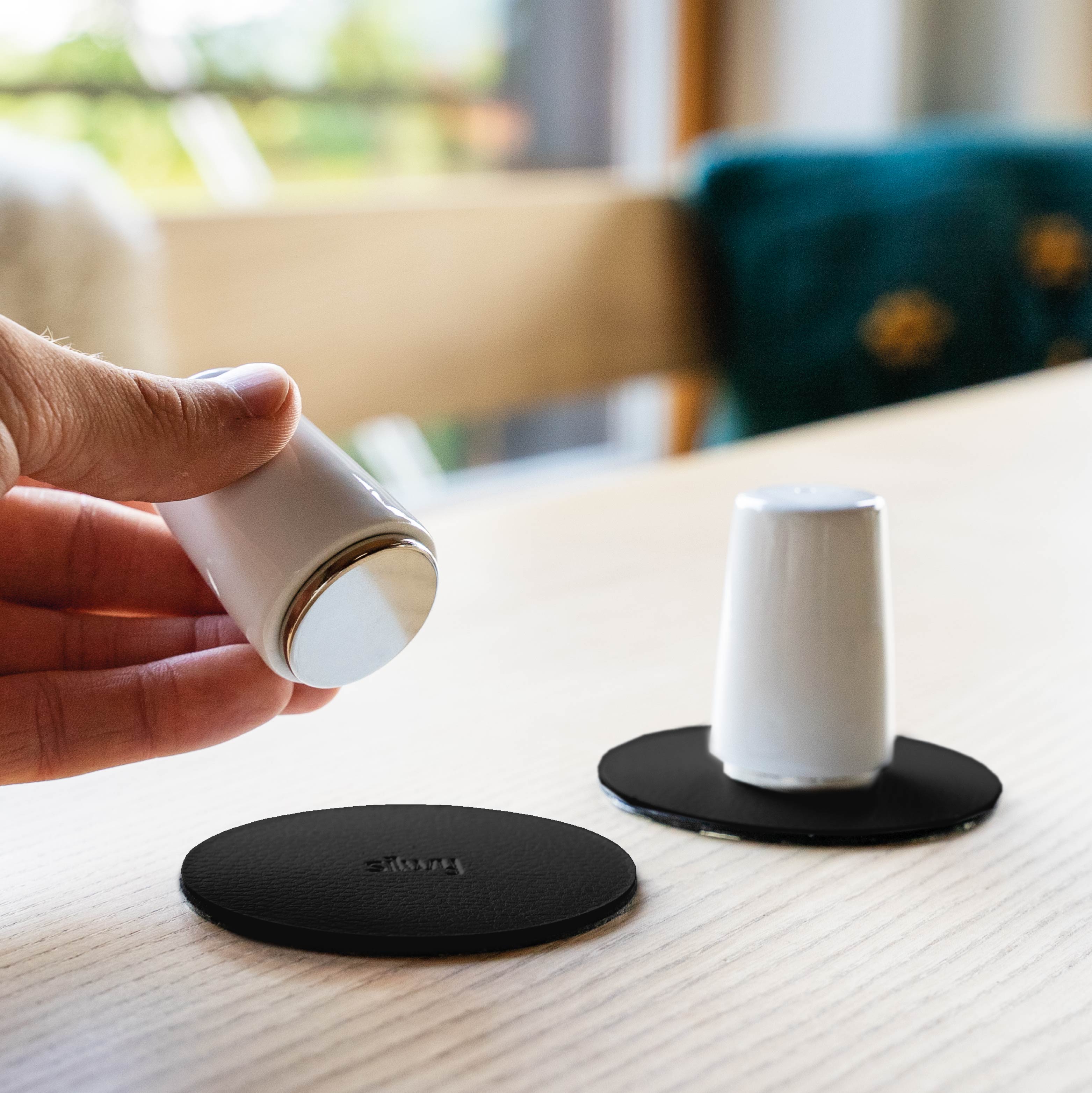 2 runde Metall-Nano-Gel-Pads in schwarz mit Salzstreuer und  Magneten am Boden 