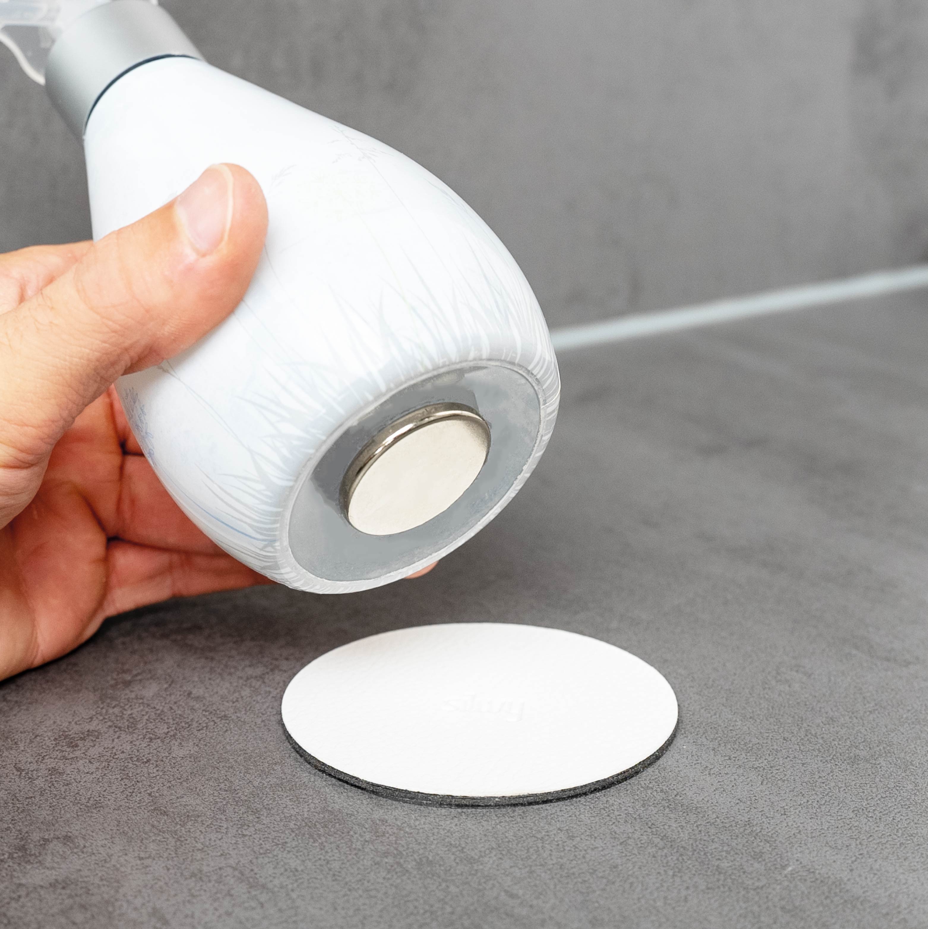 Power-Magnet befestigt an Seifenspender mit weißem, rundem Metall-Nano-Gel-Pad