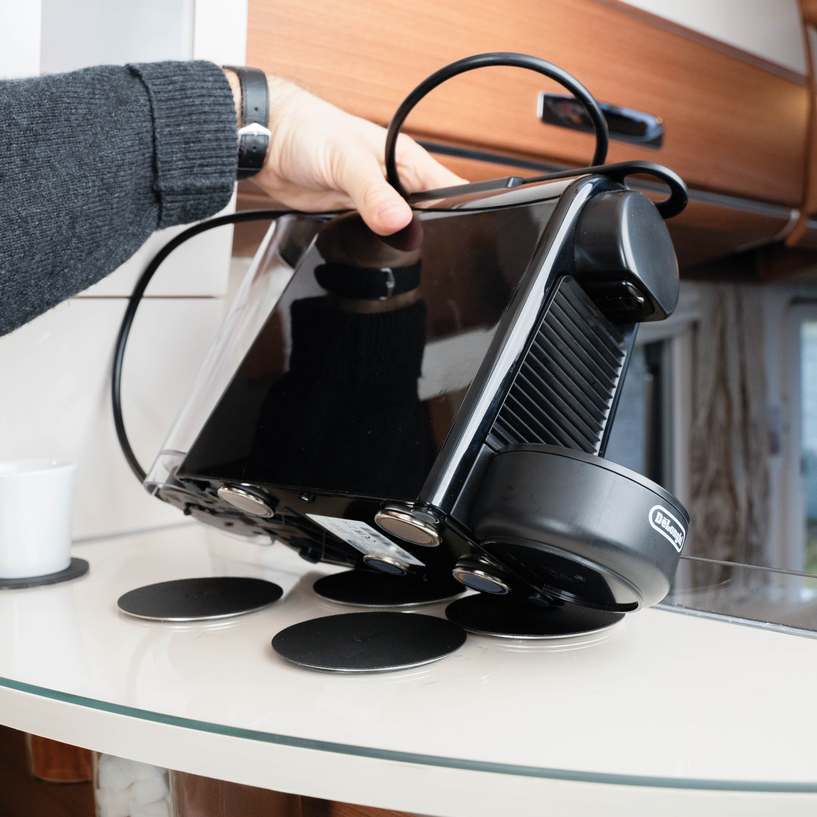 Kaffeemaschine mit abgeschirmten Magneten wird auf Pads abgestellt 