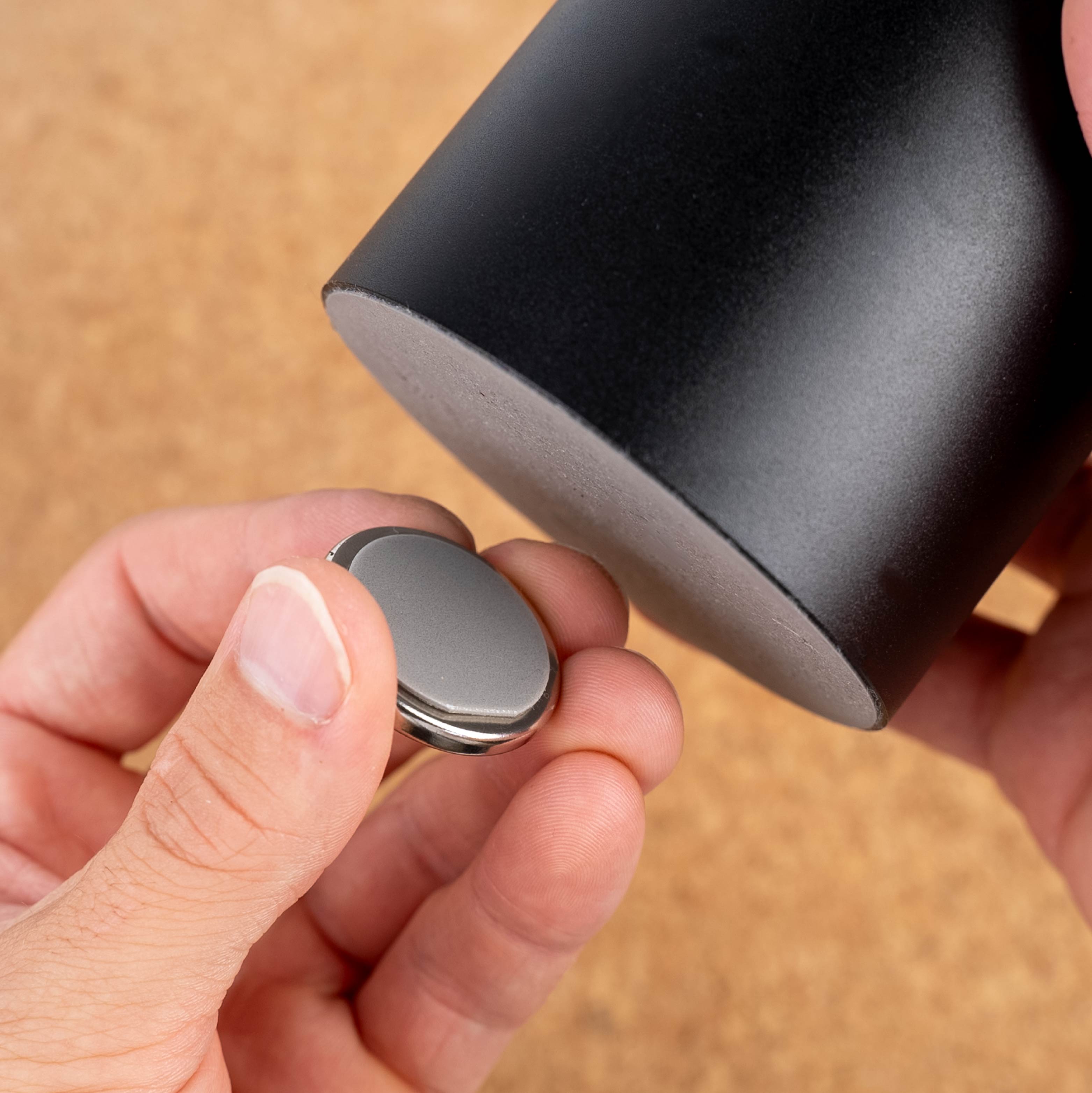 Anbringen Power Magnet an Becher 