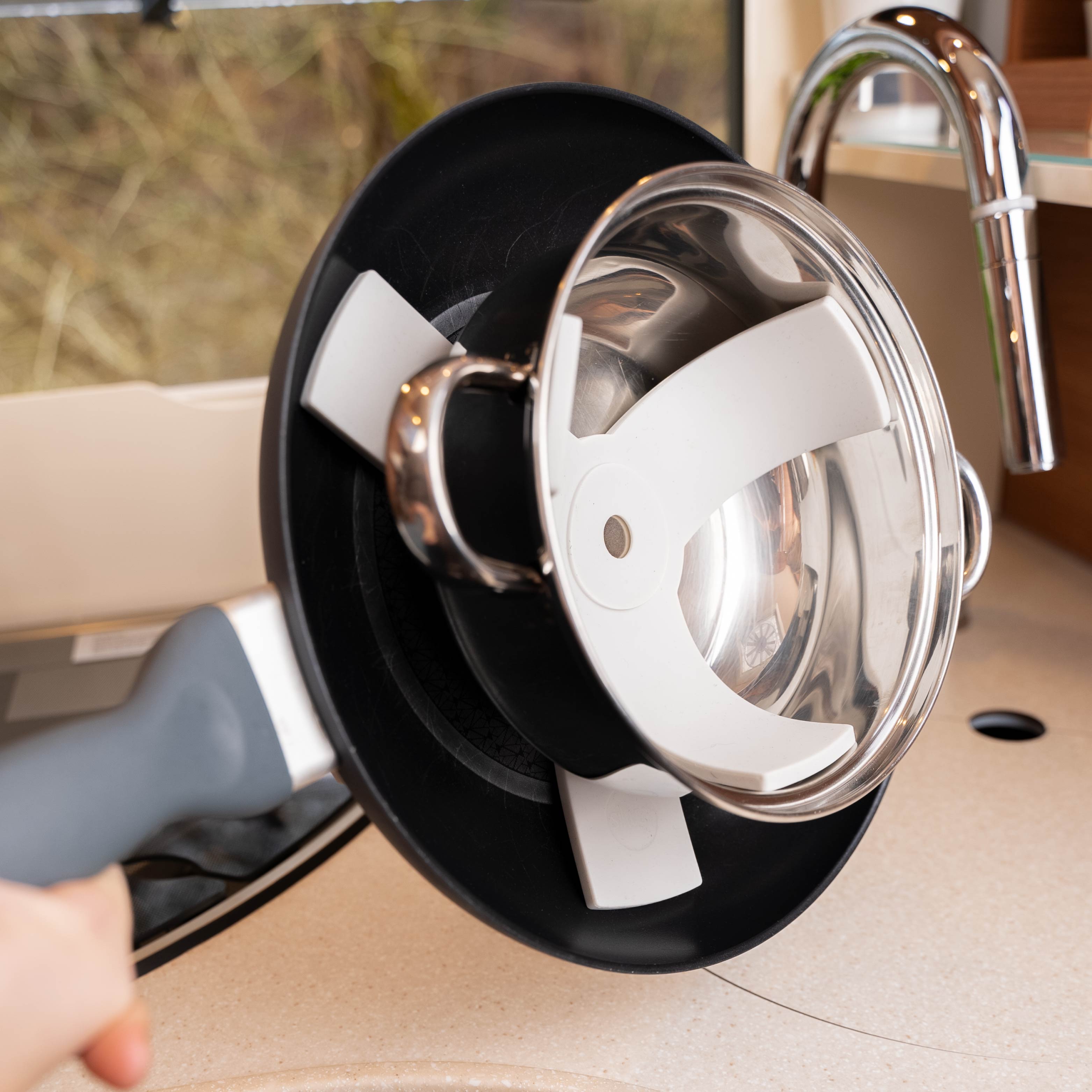 Pfanne und Topf mit Sandwiches aneinander befestigt 