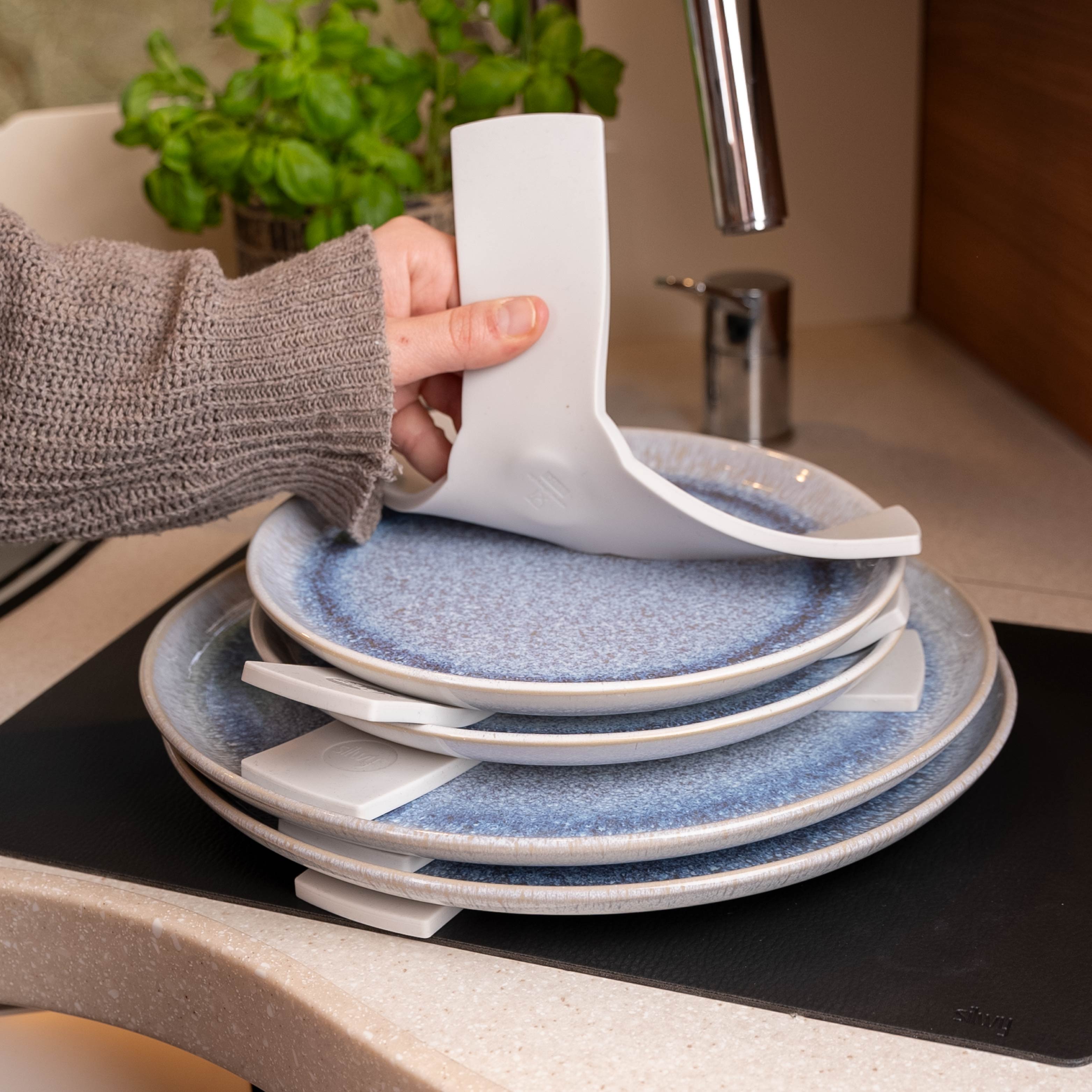 Magnet-Teller aufeinander befestigt mittels Sandwich auf Metall-Matte   