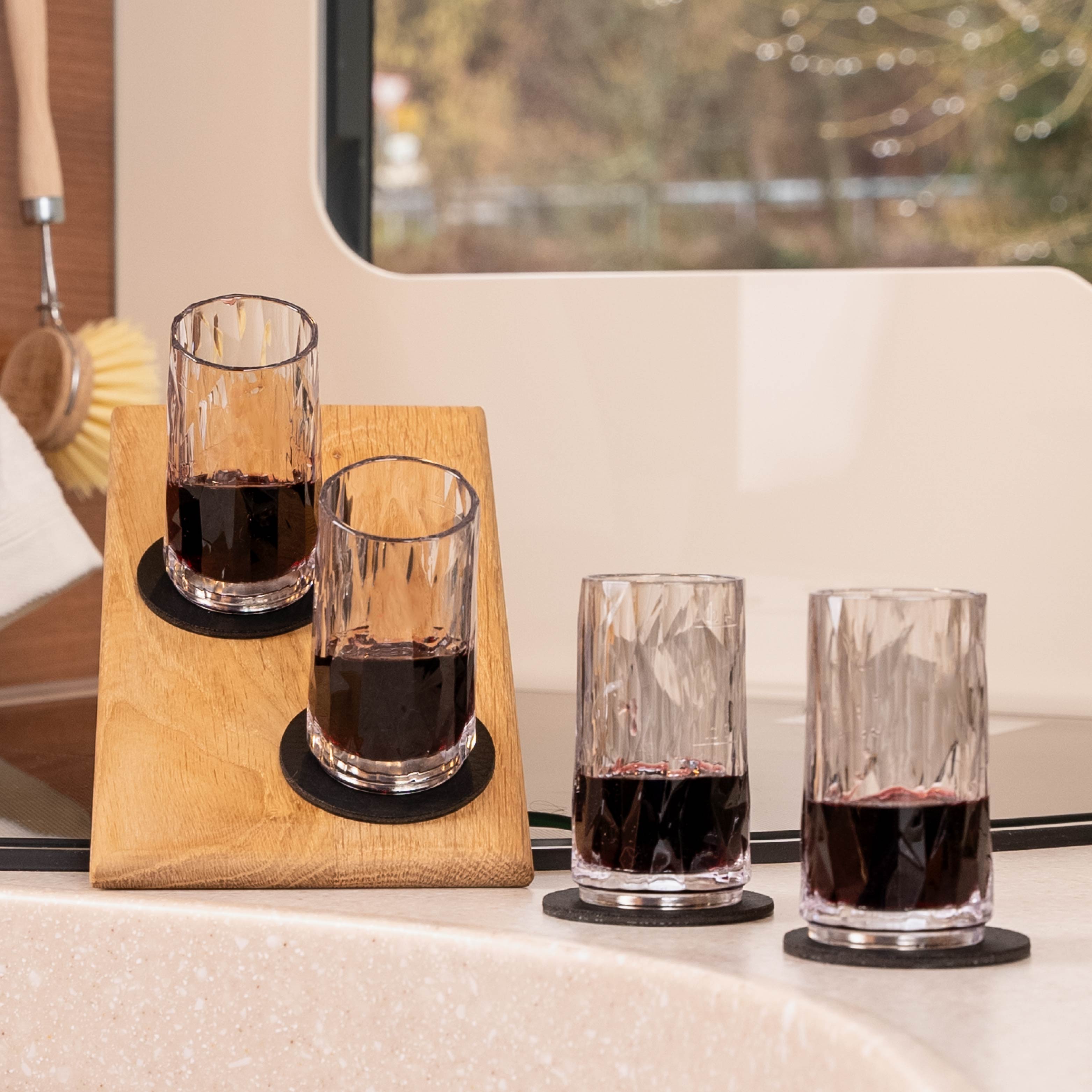 4 Magnet-Kunststoffgläser Shot mit runden Metall-Nano-Gel-Pads in schwarz 