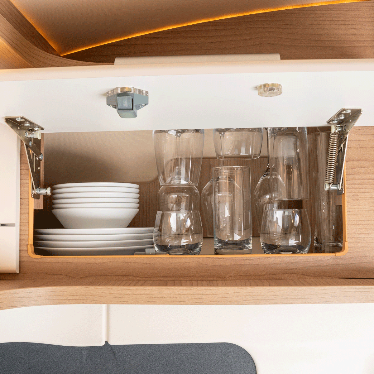 GIF unaufgeräumtes Regal ohne silwy und aufgeräumtes Regal mit silwy 