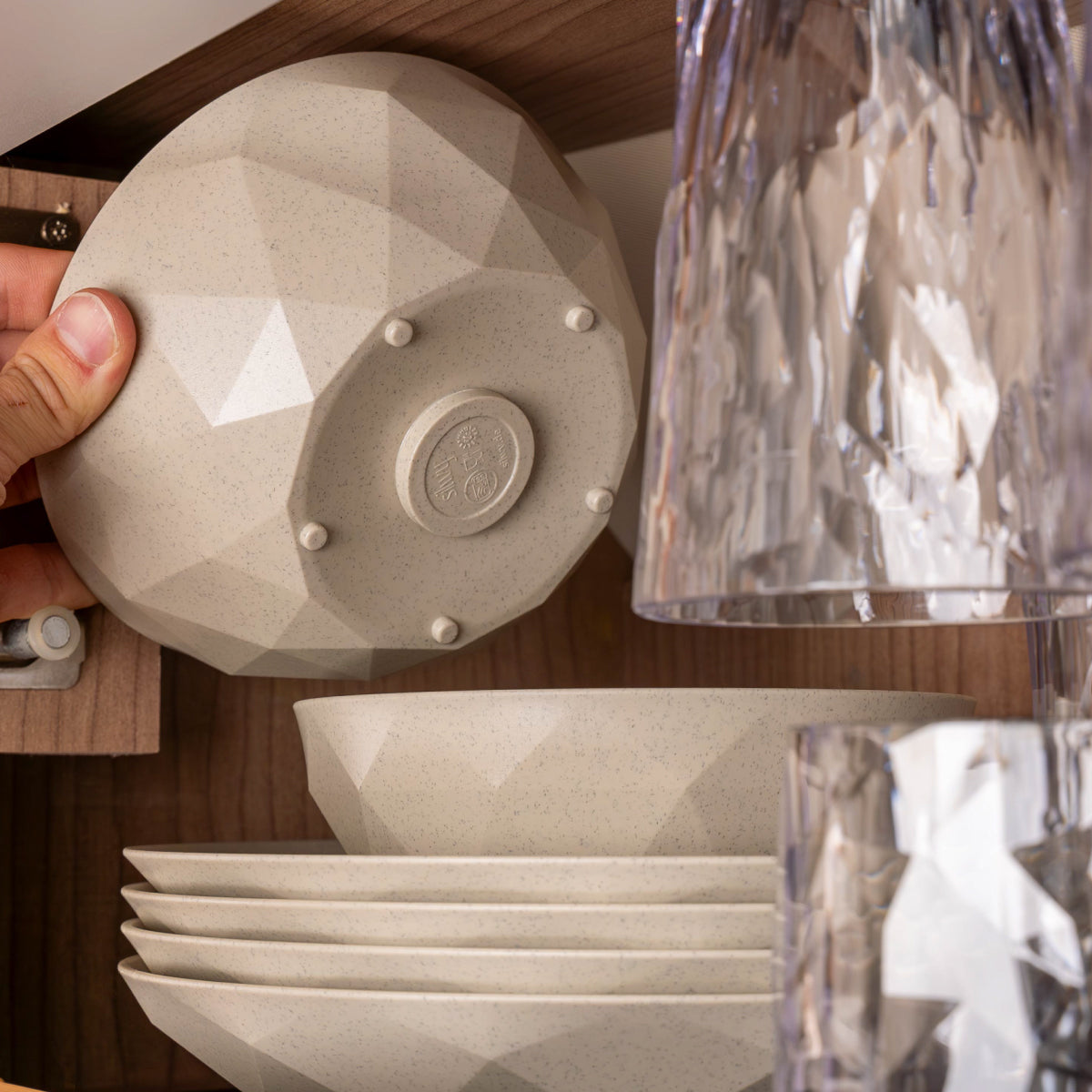 Nahaufnahme Magnet-Bowls, die durch Matte nach unten hin fixiert werden