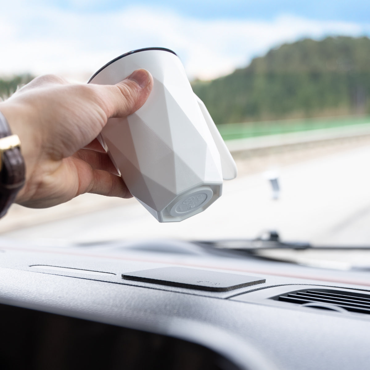 Nahaufnahme integrierter Magnet im Kunststoffcup auf Armaturenbrett