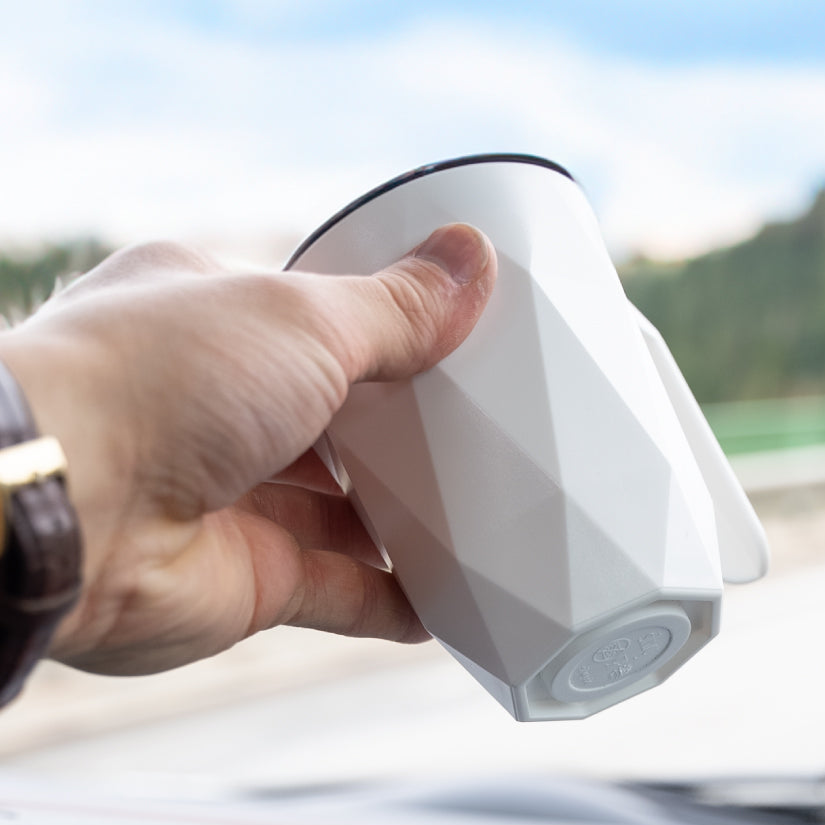 Nahaufnahme Kunststoff to-go-cup Magnet im Boden auf Armaturenbrett 