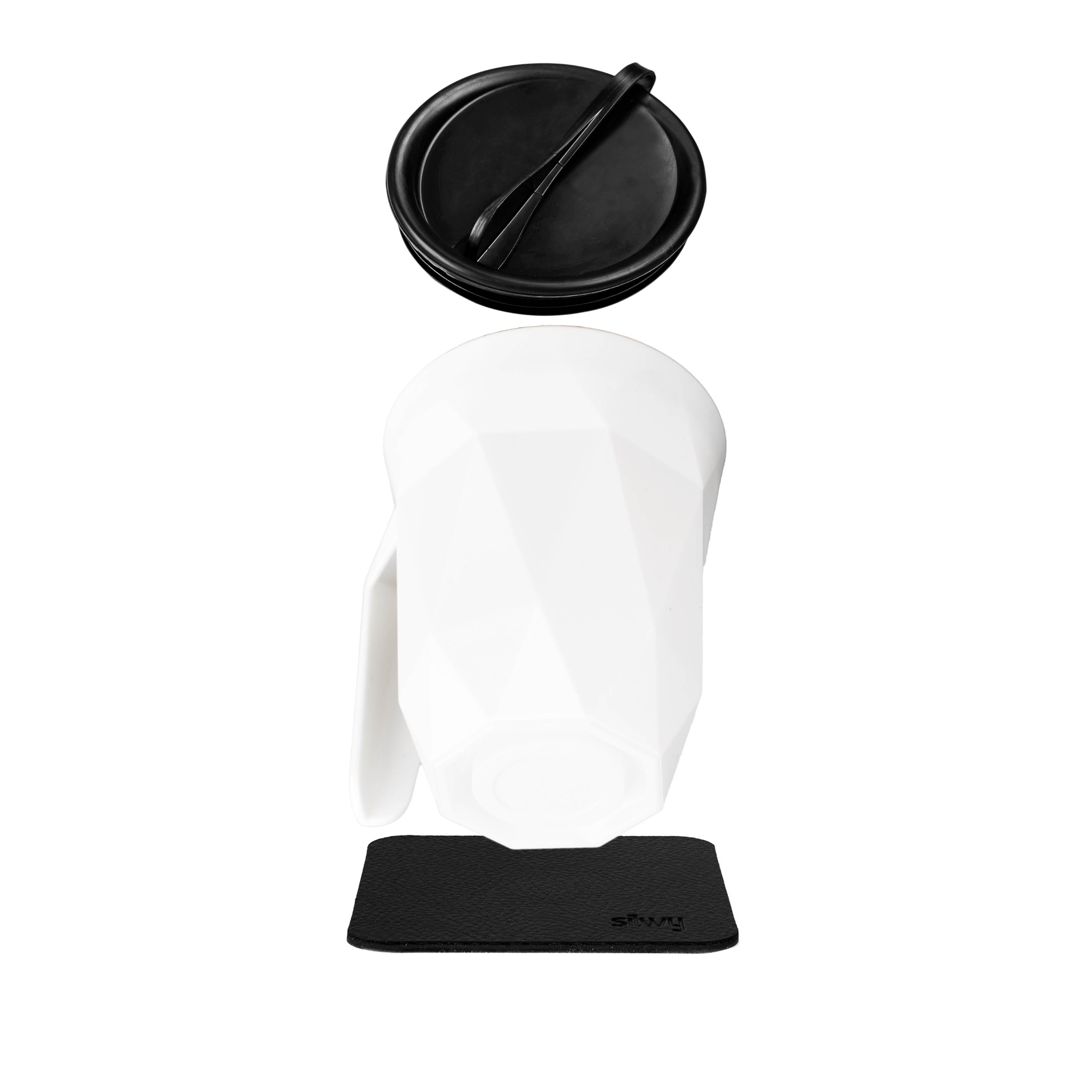 Einzelteile der Magnet-Kunststofftasse TO-GO: schwarzer Deckel, weiße Tasse und das zugehörige quadratische Metall-Nano-Gel-Pad in schwarz 