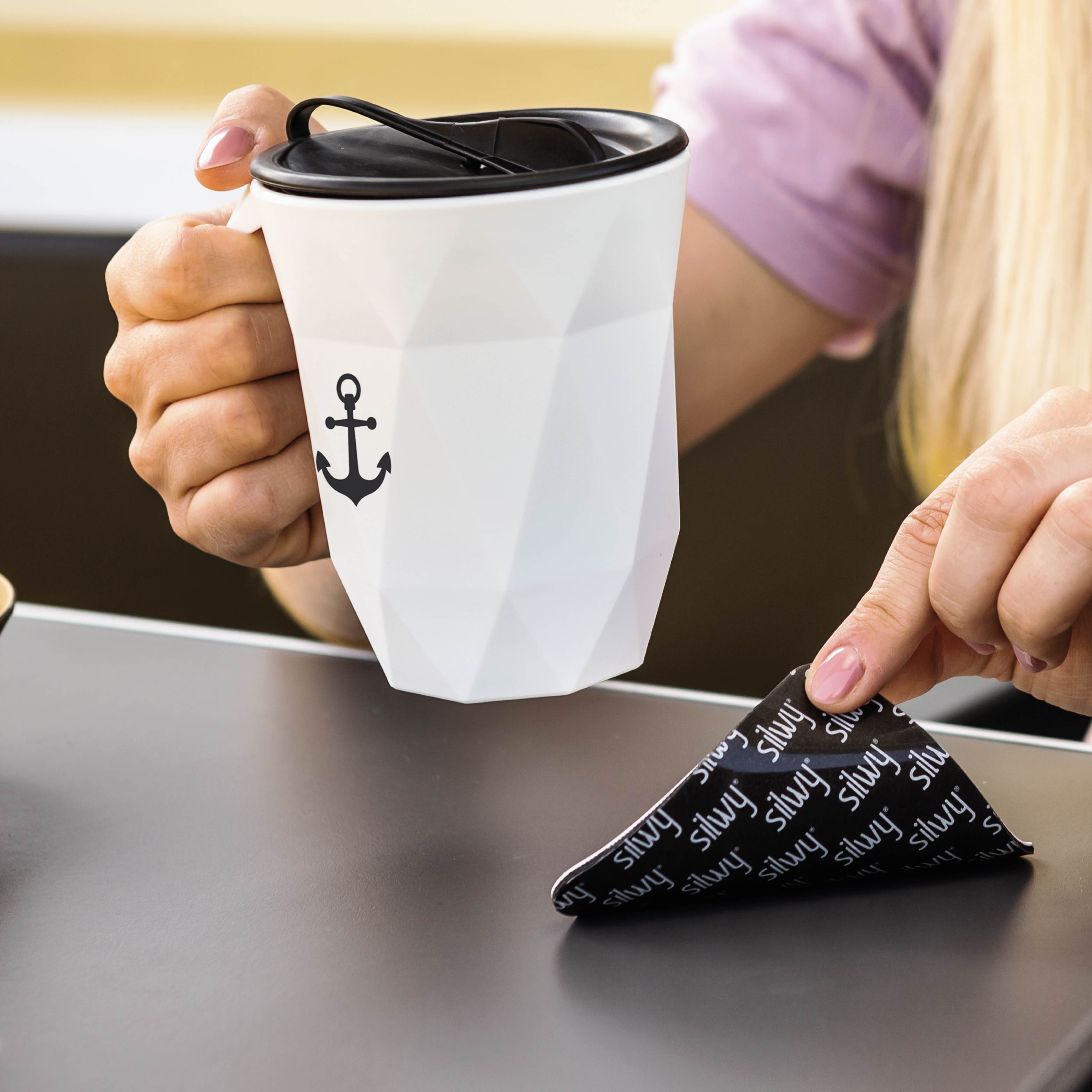 Magnet-Kunststofftasse TO-GO mit Ankermotiv auf einer Seite in der Luft und zugehöriges, quadratisches Metall-Nano-Gel-Pad 