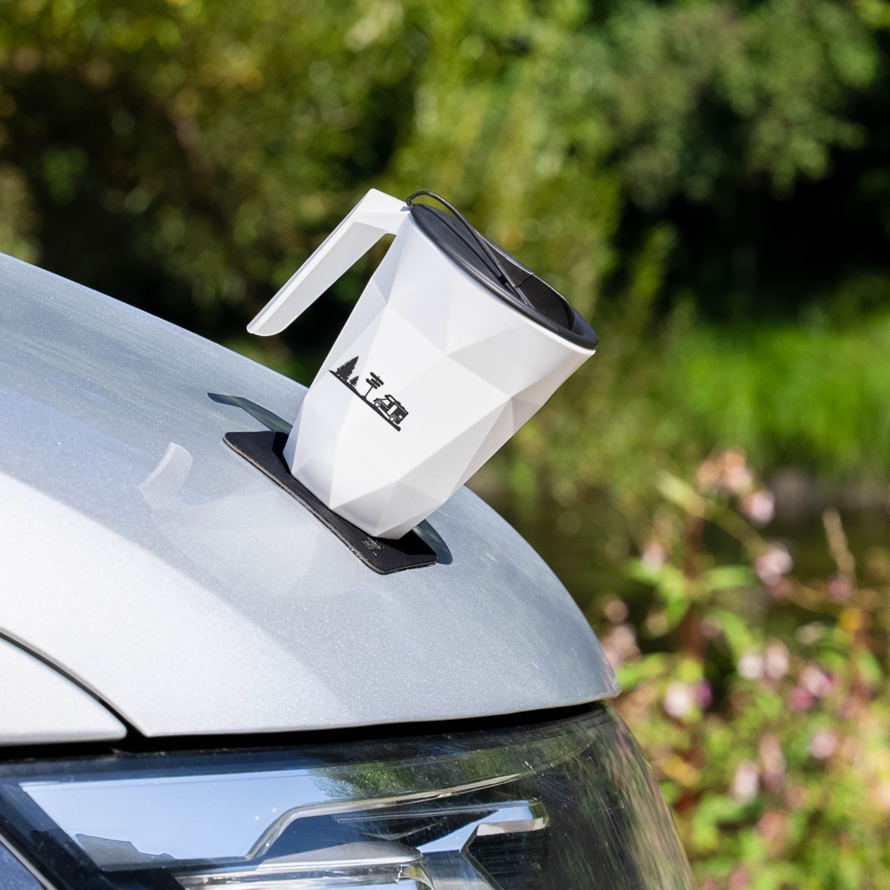 Magnet-Kunststofftasse TO-GO mit Camper-Motiv auf quadratischem Metall-Nano-Gel-Pad in schwarz 