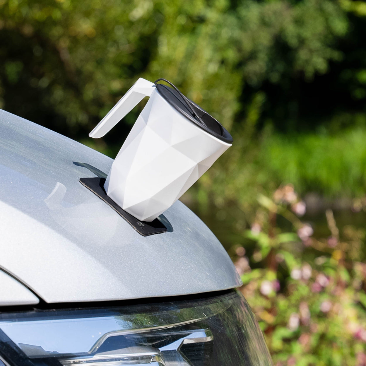 Magnet-Kunststofftasse TO-GO auf quadratischem schwarzen Pad 