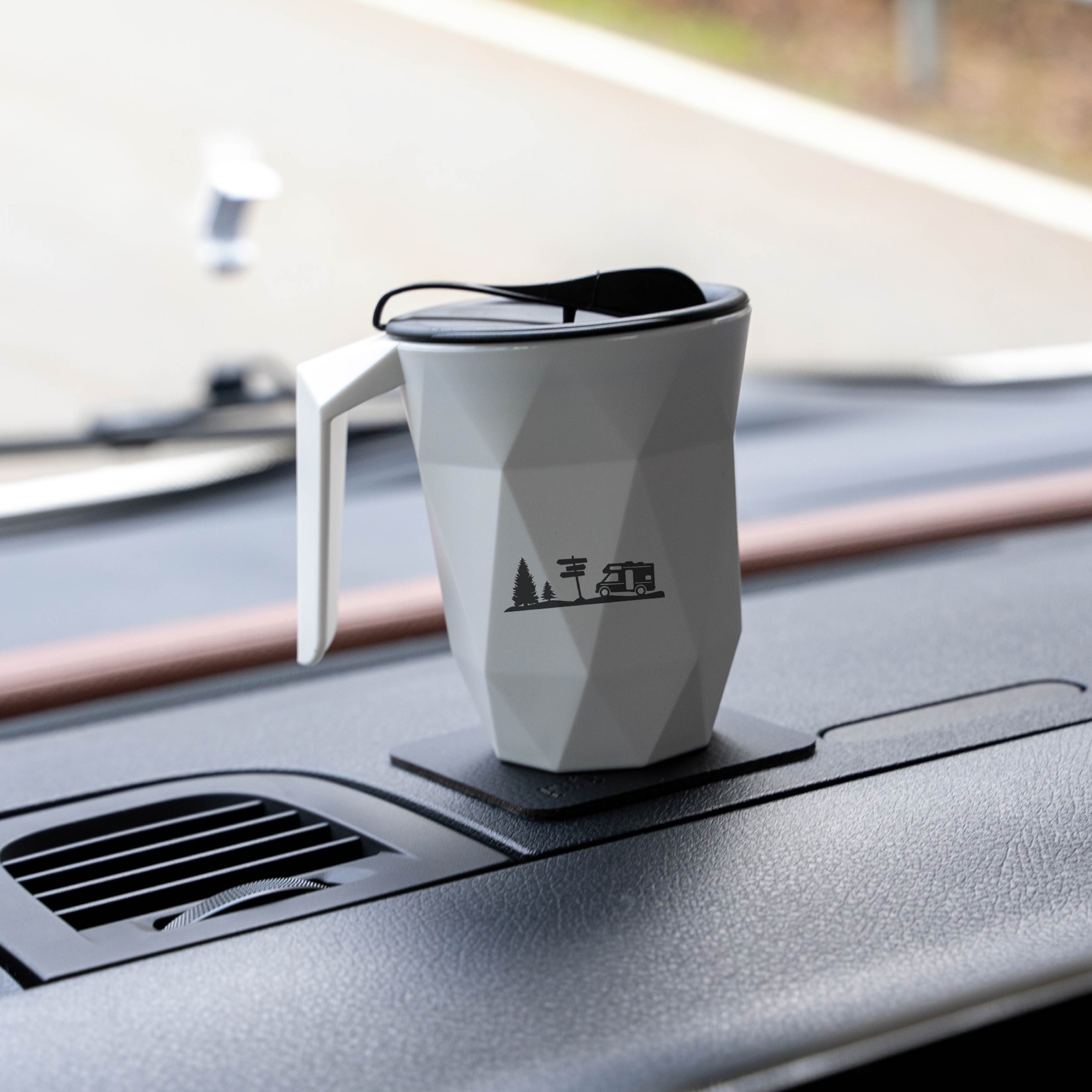 Magnet-Kunststofftasse TO-GO mit Camper-Motiv auf Metall-Nano-Gel-Matte in schwarz in Auto 